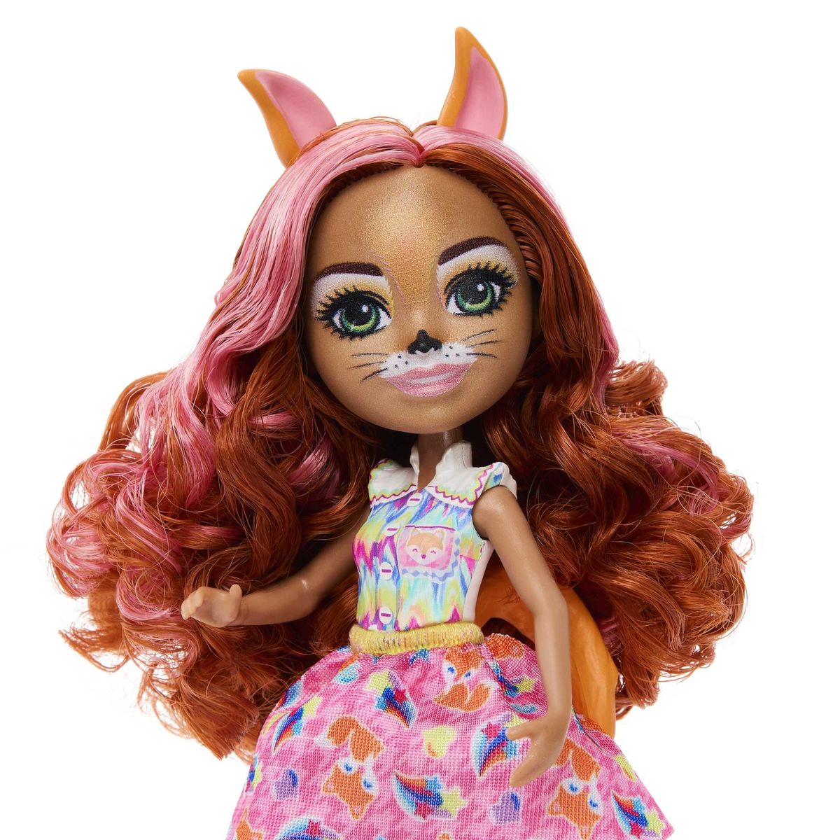 Lalka z pomarańczowymi uszami, różowymi włosami i twarzą lisa. Ma na sobie sukienkę.