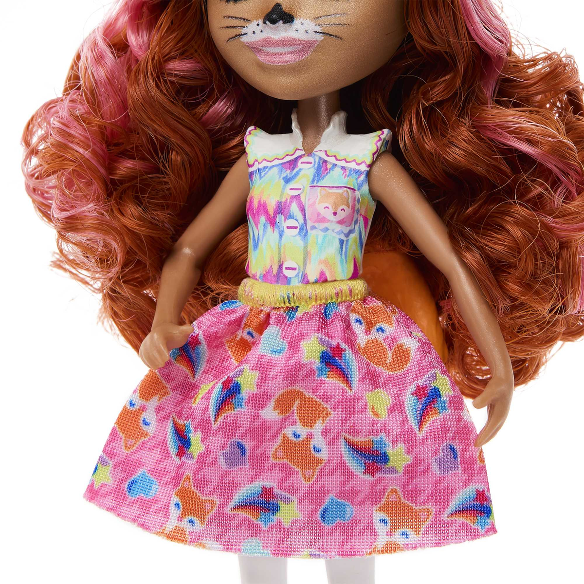 Lalka z różowymi włosami, makijażem kociej twarzy i kolorową sukienką. Lalka jest zwrócona przodem.
