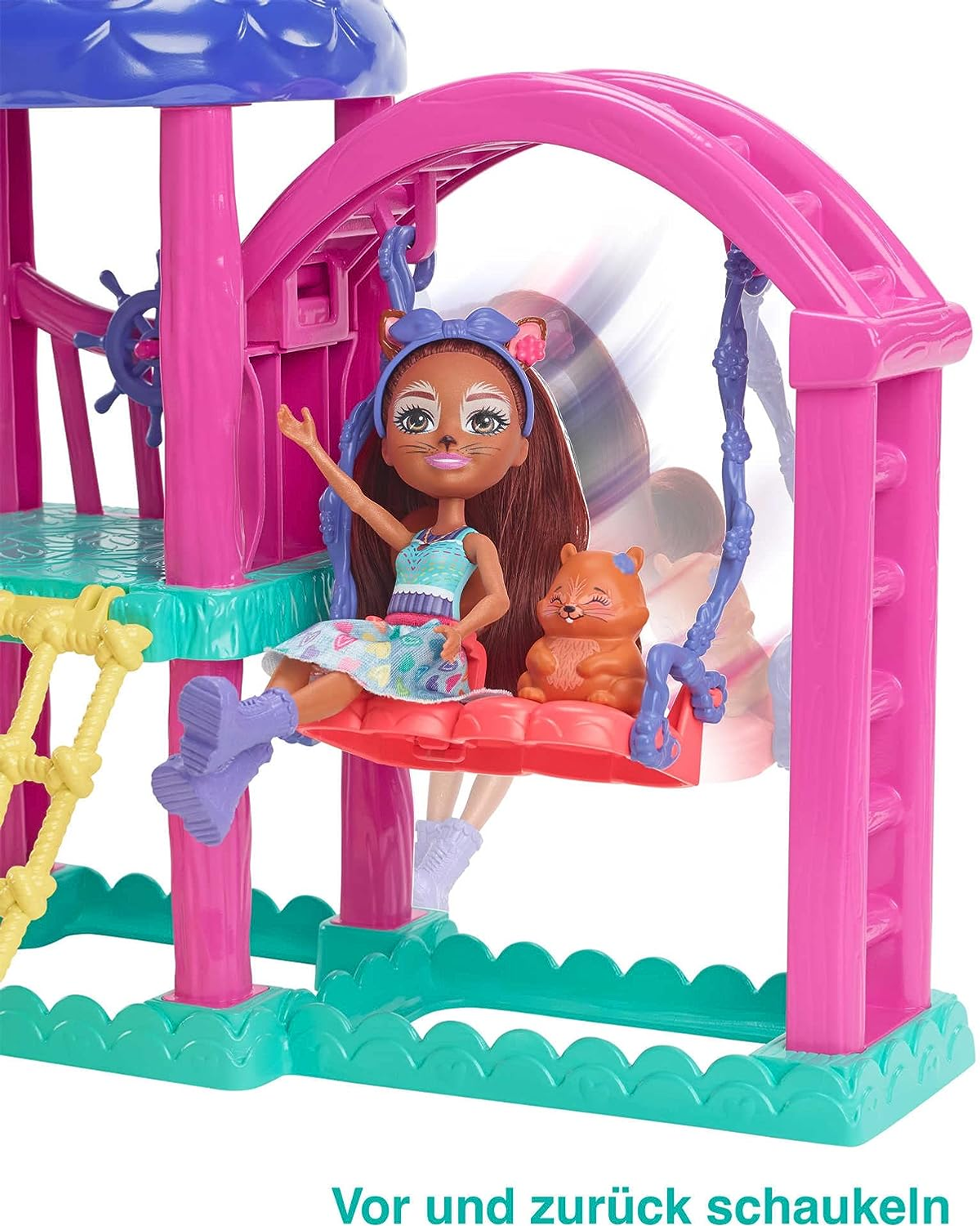 Lalka na huśtawce z zabawką misia. Huśtawka w ruchu. Tekst na dole.