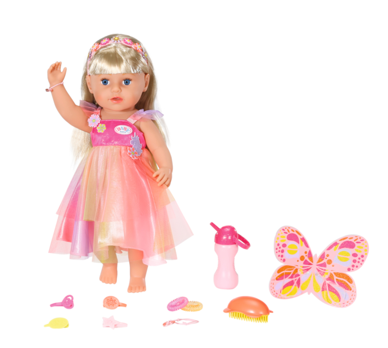 Puppe mit rosa Kleid, Zubehör und Schmetterling. Die Artikel liegen auf einer weißen Oberfläche.