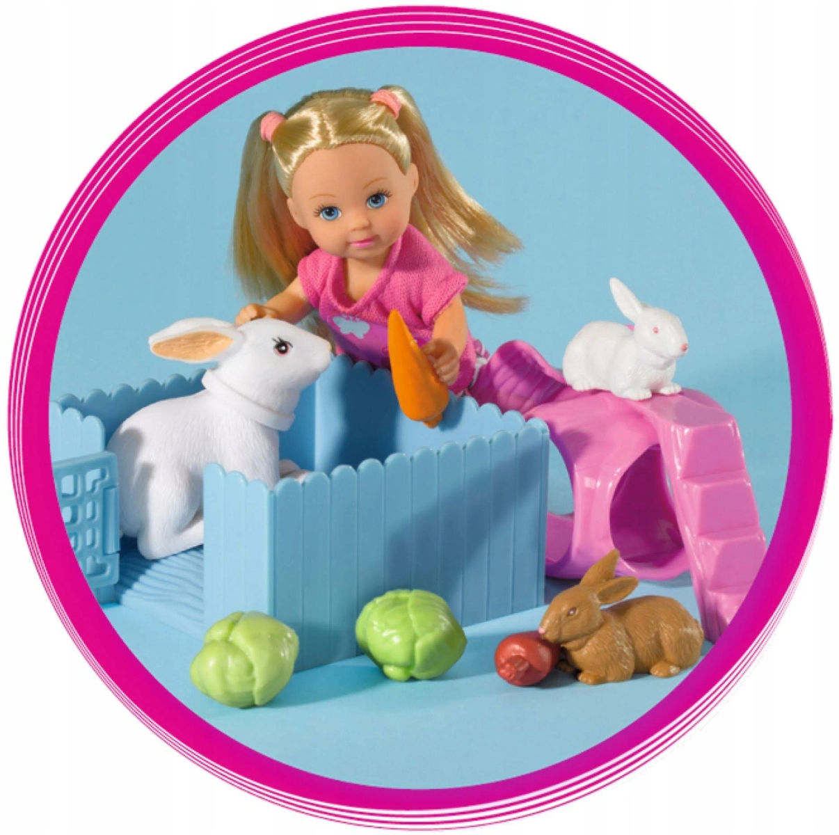 Lalka z blond włosami i lalka dla dziecka. Króliki, jedzenie i długopis są w niebieskim piórze.