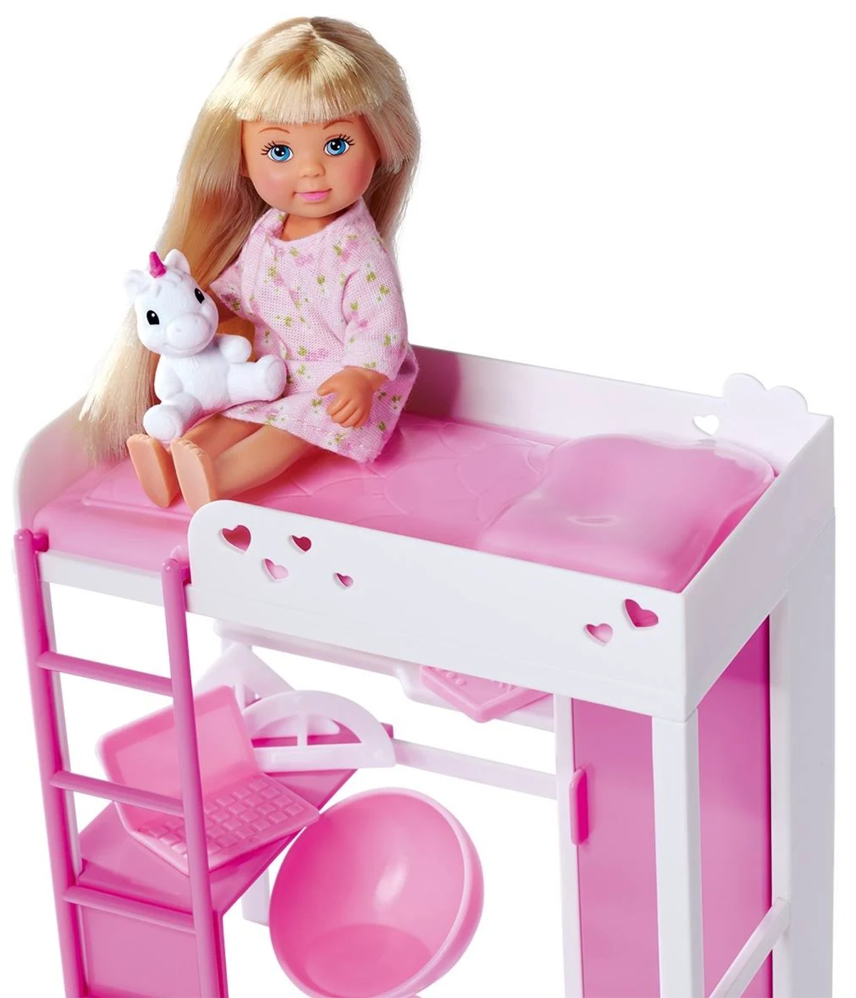 Puppe in einem rosa Nachthemd, sitzt auf einem Etagenbett, hält ein Einhorn-Plüschtier.