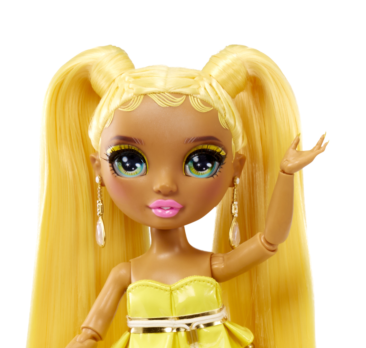 Lalka z żółtymi włosami, kolczykami i żółtą sukienką. Ma jasny odcień skóry.