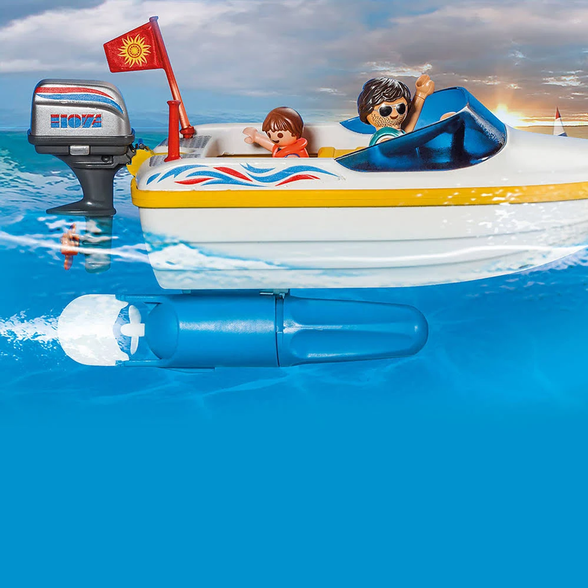 Zabawkowa łódź na wodzie z dwiema figurkami i silnikiem.