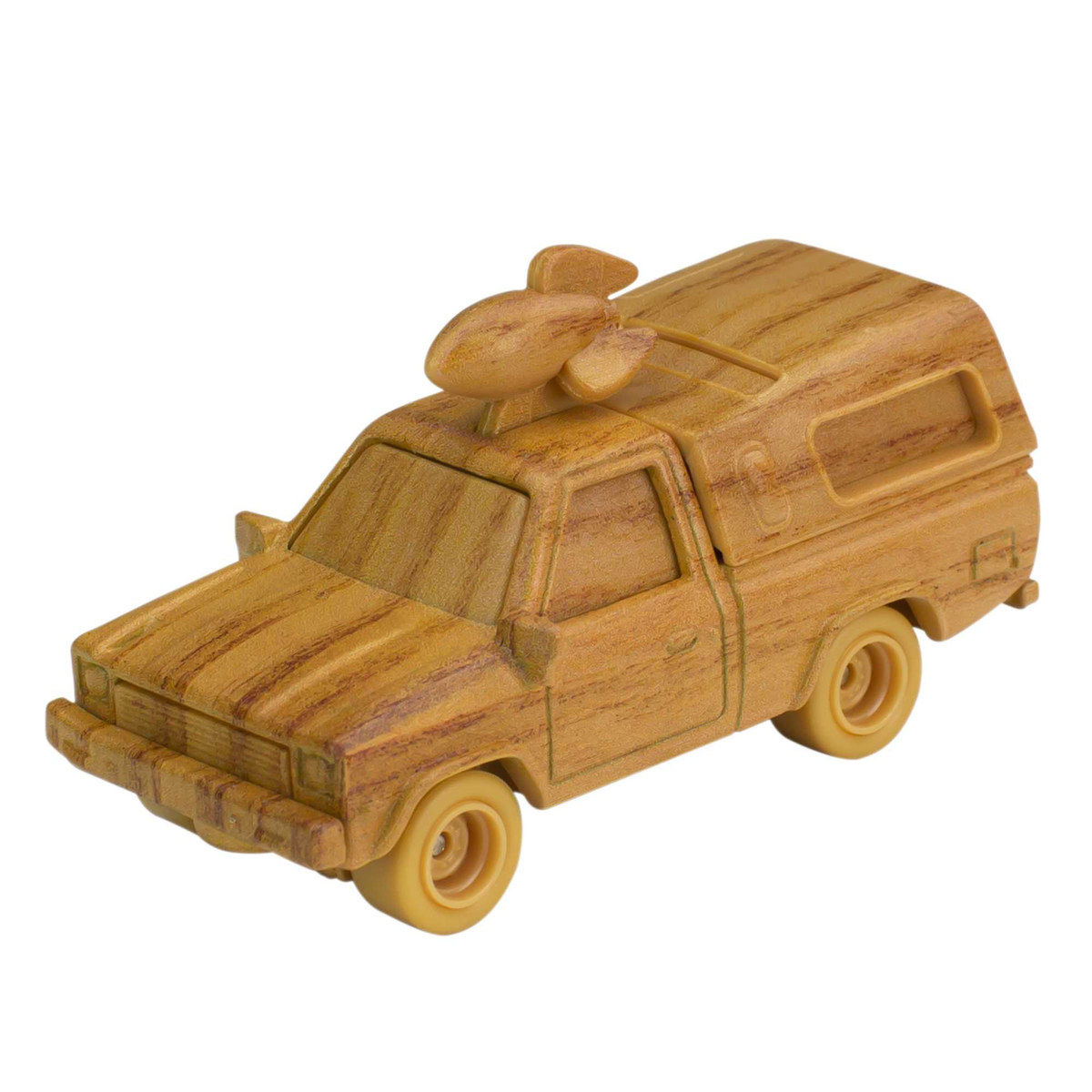 Drewniana zabawka ciężarówka z drewnianym samolotem na górze.