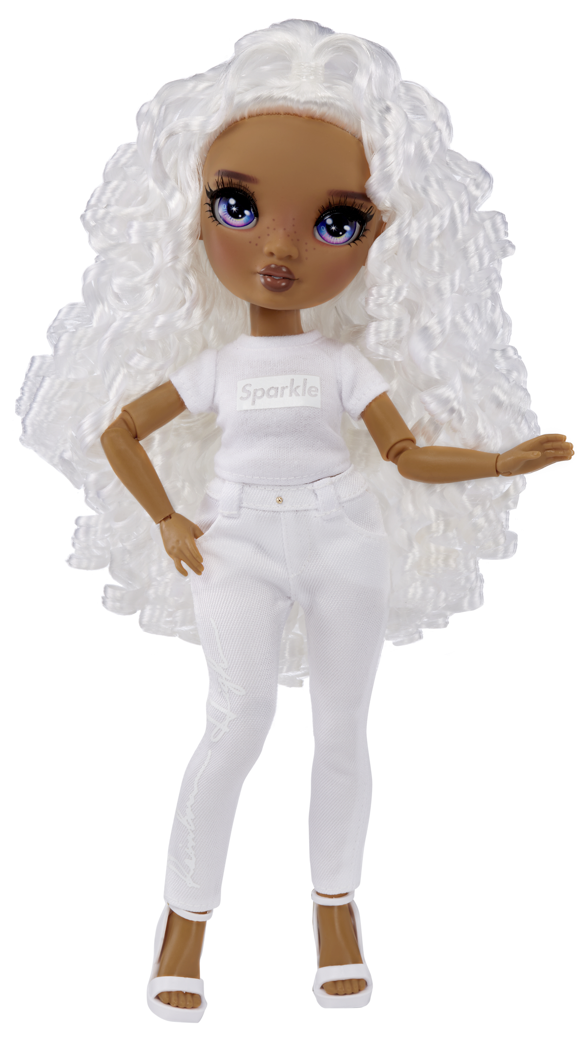 Una muñeca con cabello rizado blanco, atuendo blanco y tacones altos. Está sobre un fondo blanco.