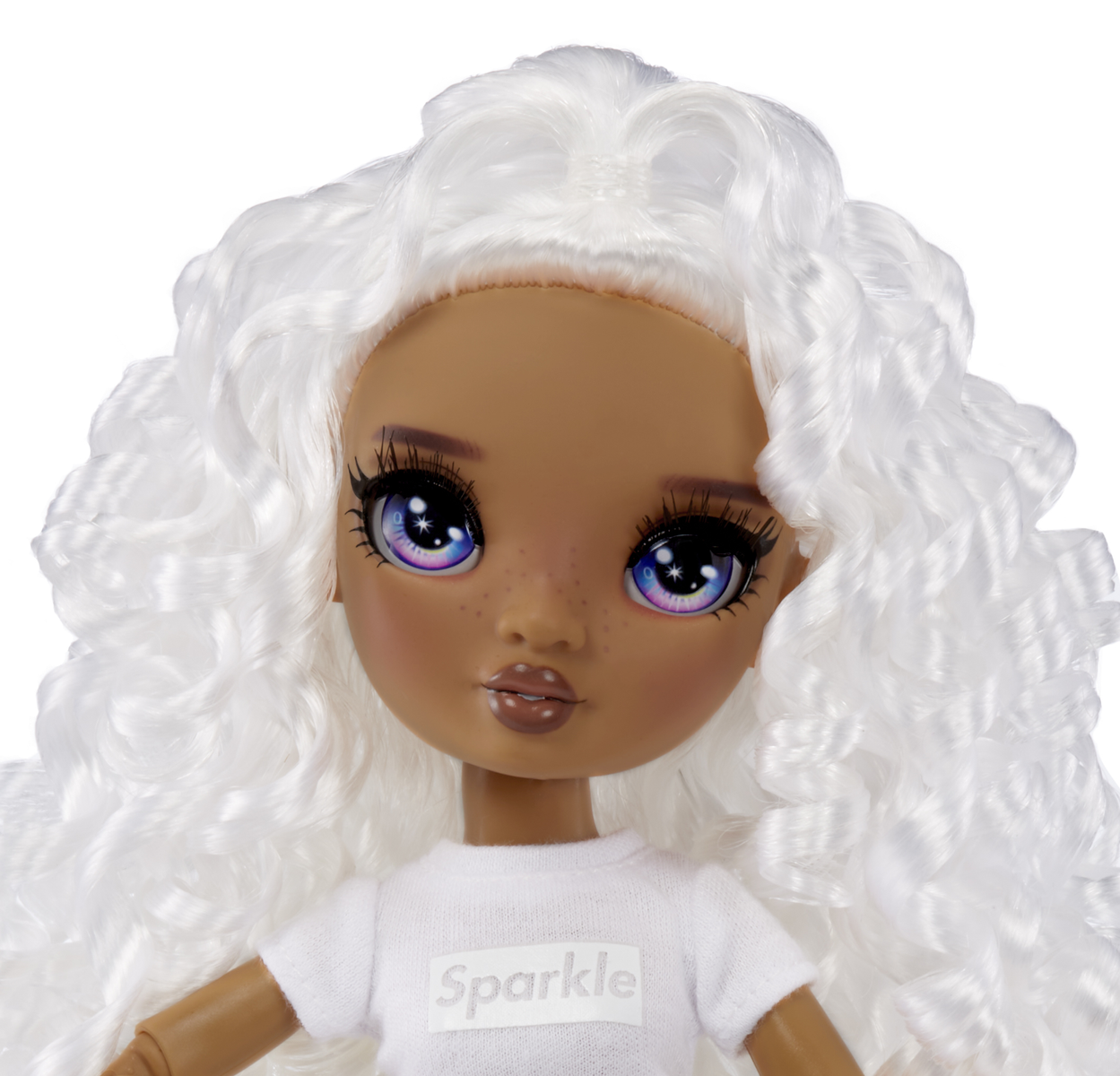 Muñeca con pelo rizado blanco, piel oscura y camiseta 'Sparkle'.