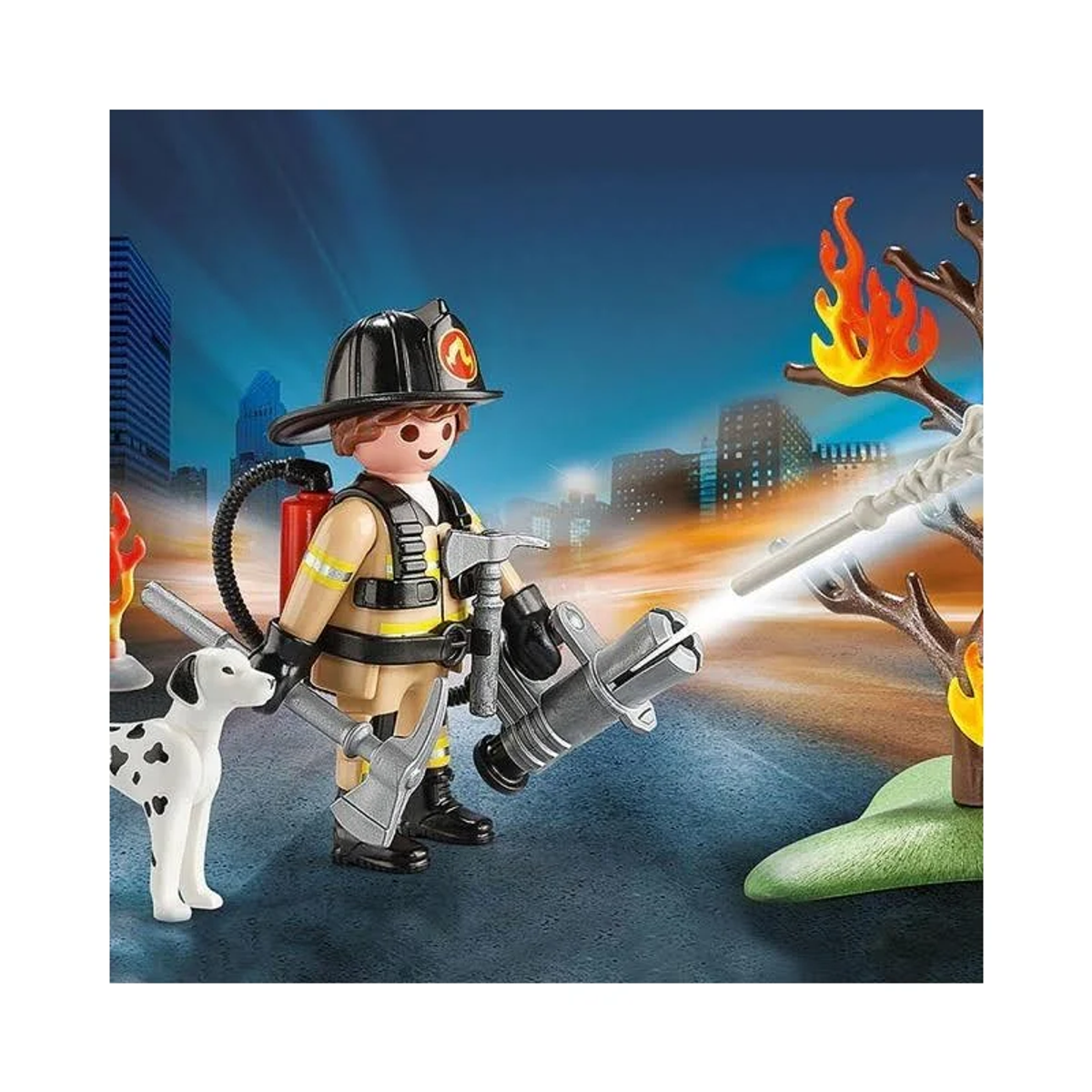 Lalka strażaka z psem dalmatyńczykiem, walcząca z pożarem za pomocą węża strażackiego.