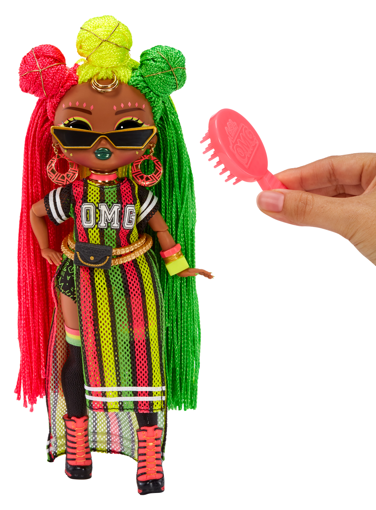 Eine Puppe mit bunten Haaren trägt eine Sonnenbrille. Eine Hand hält eine rosa Bürste.