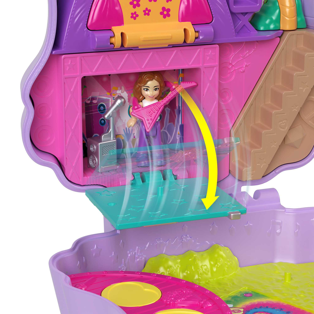 Eine Puppe spielt Gitarre auf einer Bühne in einem lila Spielzeug. Treppen und ein Mikrofon sind sichtbar.