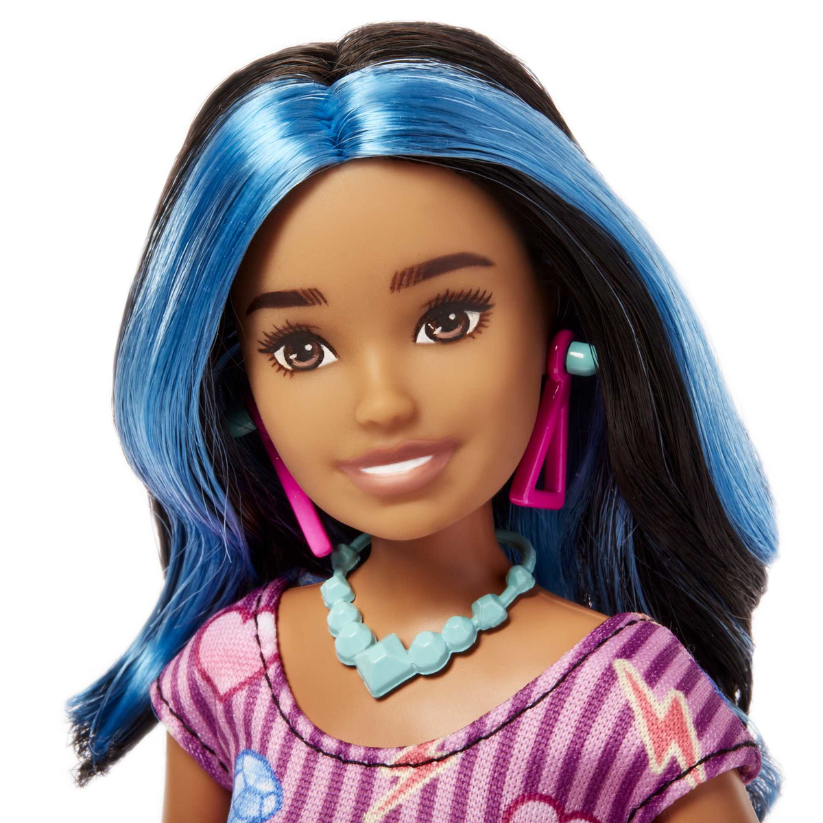 Muñeca Barbie con pelo azul y negro, pendientes rosas y collar de cuentas azules.