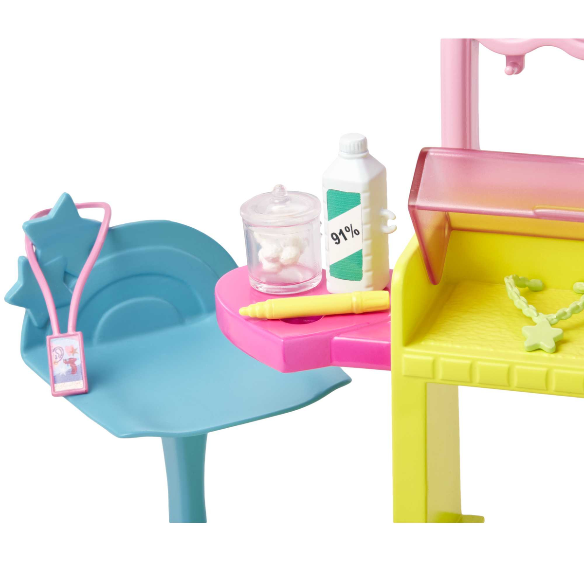 Un juego de juguetes con una silla azul, una mesa rosa con suministros médicos y un estante amarillo.