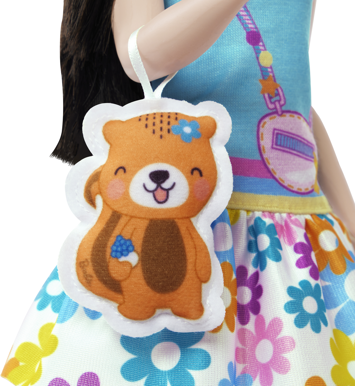 Eine Puppe mit einer Handtasche. Die Handtasche ist ein Cartoon-Otter.