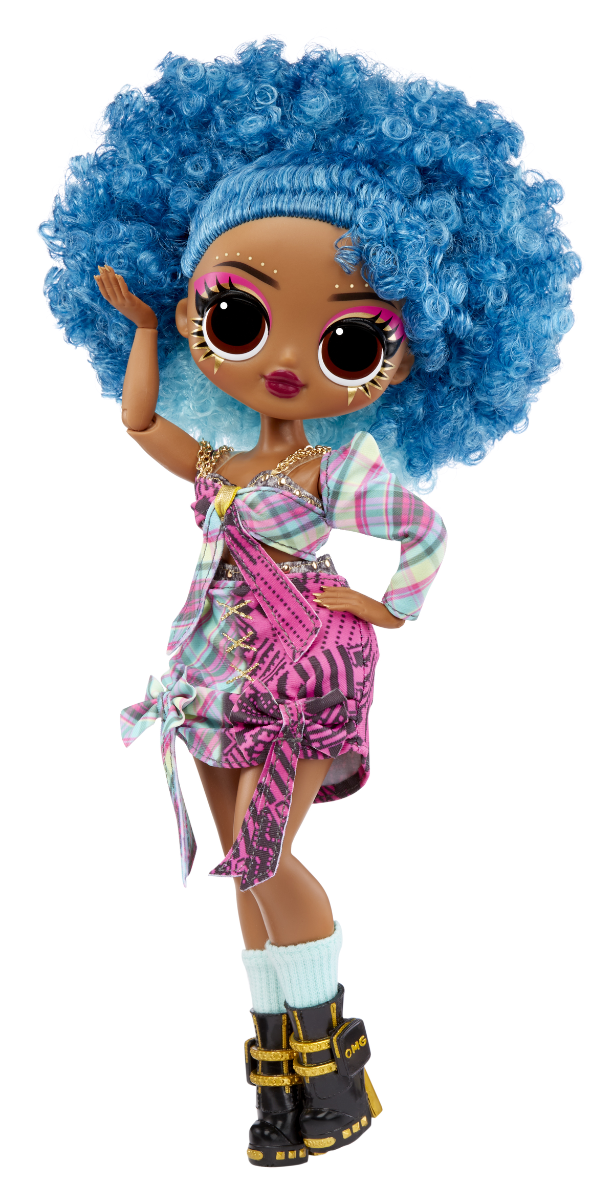 Lalka z niebieskimi włosami i kolorową sukienką pozuje. Lalka ma duże oczy.