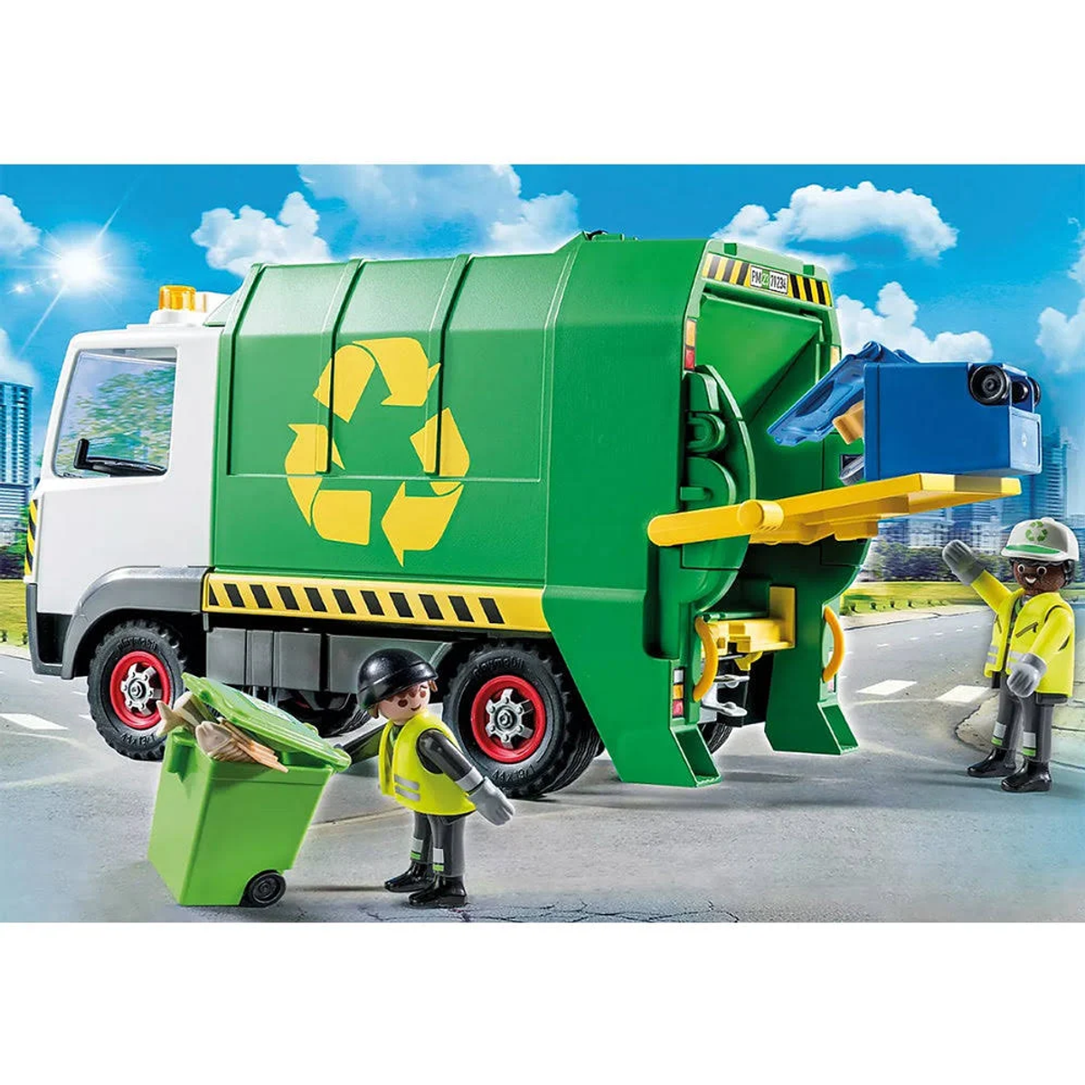 Zielona zabawka śmieciarka z figurkami opróżniającymi zielony pojemnik. Scena rozgrywa się na ulicy.