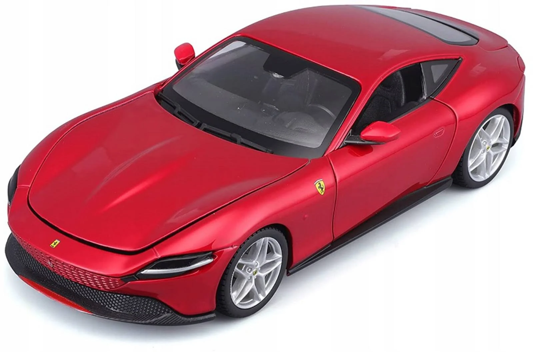 Modelo de coche Ferrari Roma rojo. Vista frontal, pintura brillante, parrilla negra y ruedas plateadas.