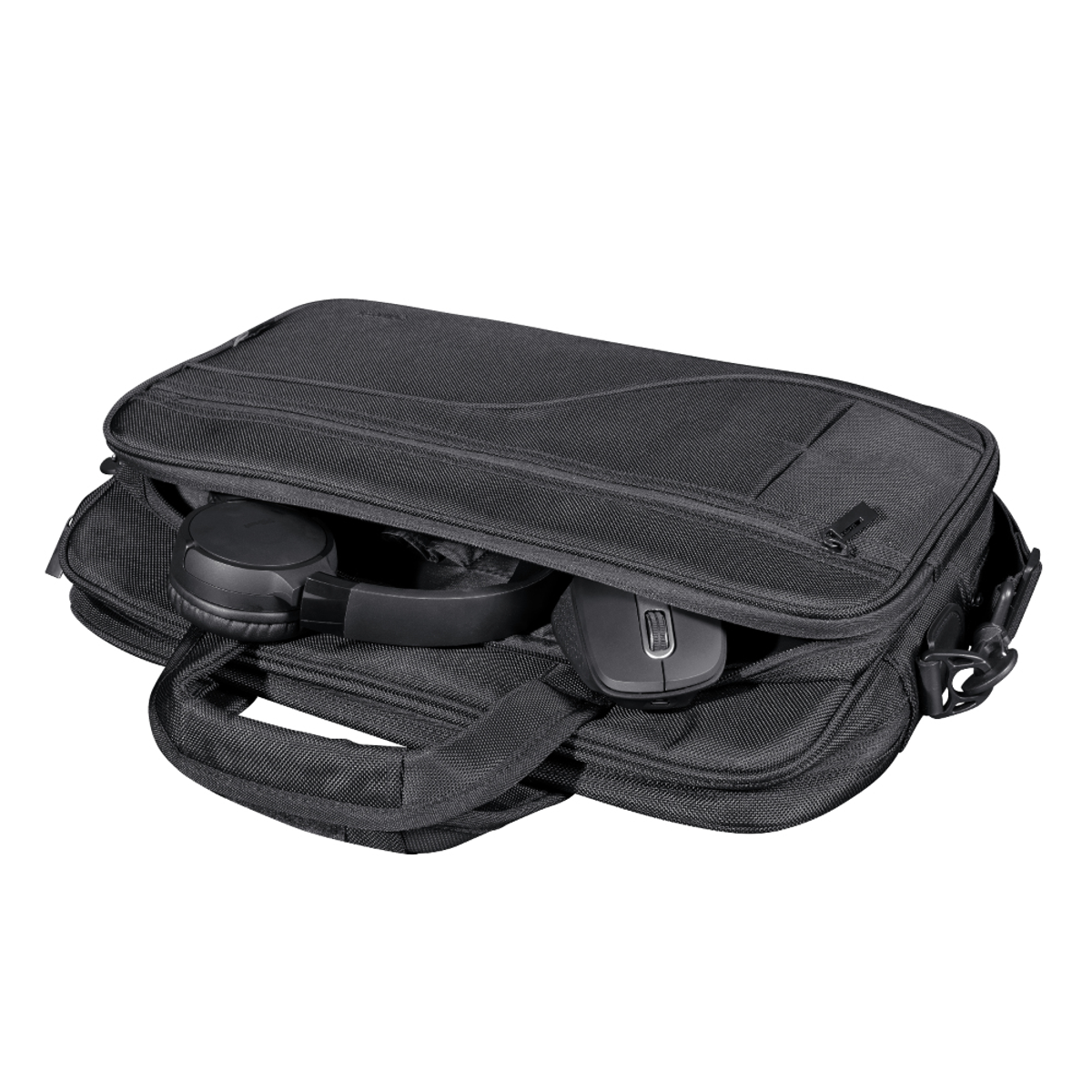 Borsa per laptop nera aperta, cuffie e mouse all'interno. Sfondo bianco.