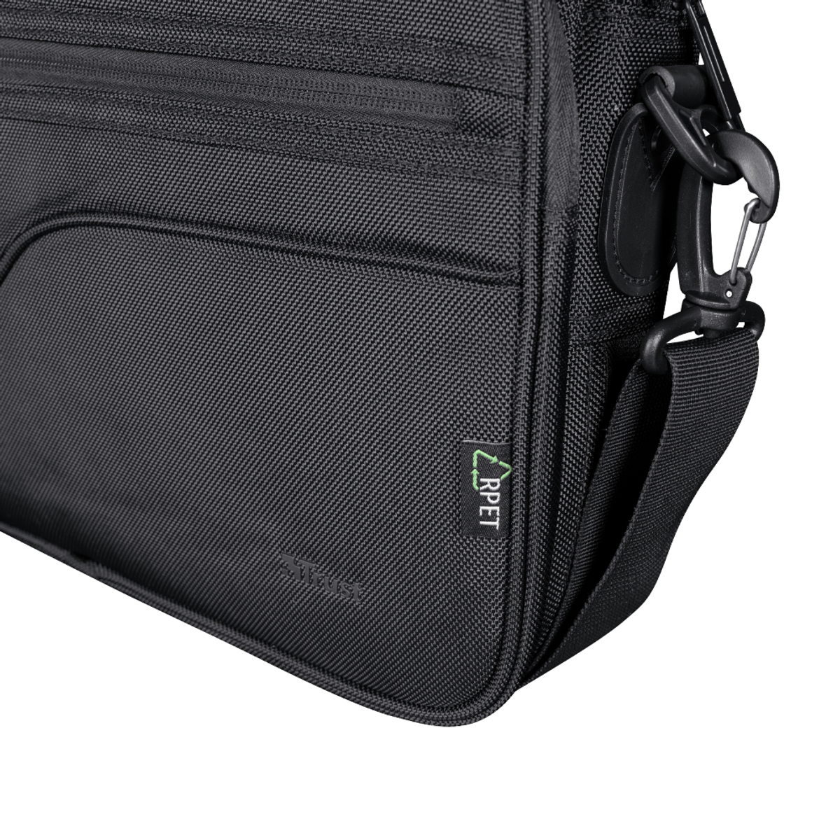 Primo piano di una borsa a tracolla nera. Il logo 'RPET' è visibile.
