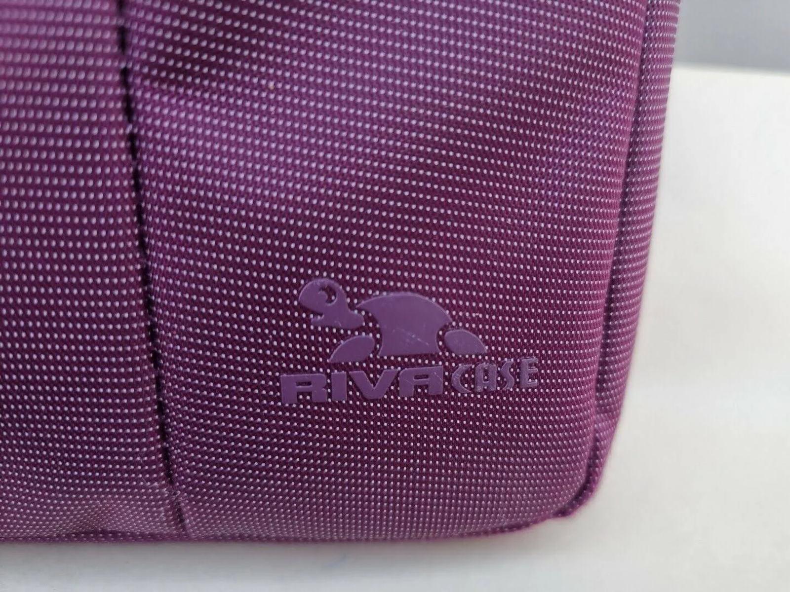 RIVACASE 6901868082310 für Violett Universal Kunstfaser, Armtasche Armtasche