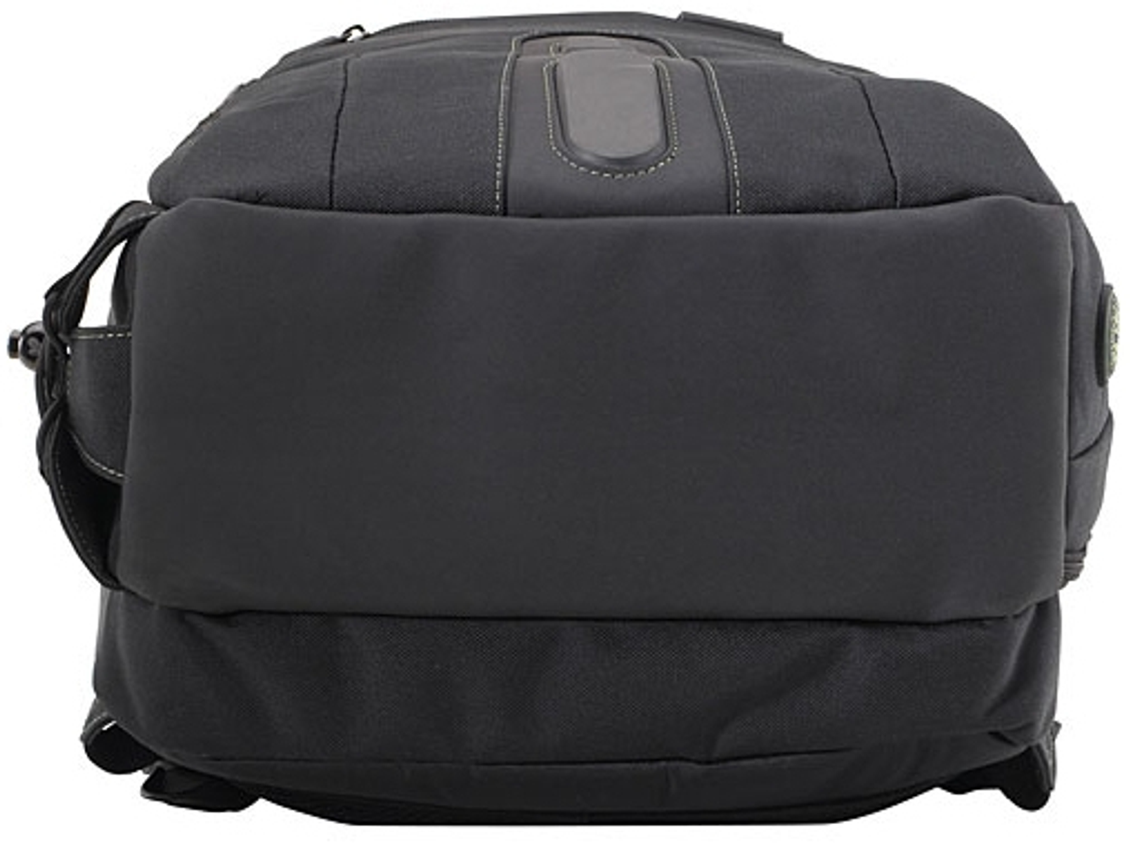 Schwarzer Rucksack, Unteransicht. Stoffstruktur sichtbar. Mittelteil, oberer Griff und Seitentasche.