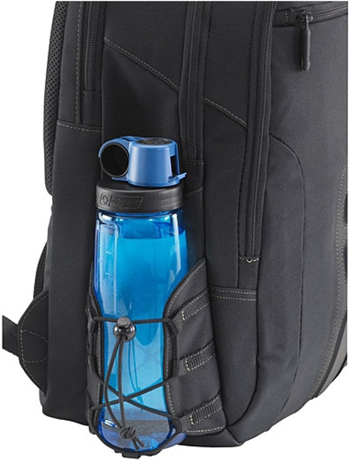Rucksack mit einer blauen Wasserflasche in der Seitentasche.