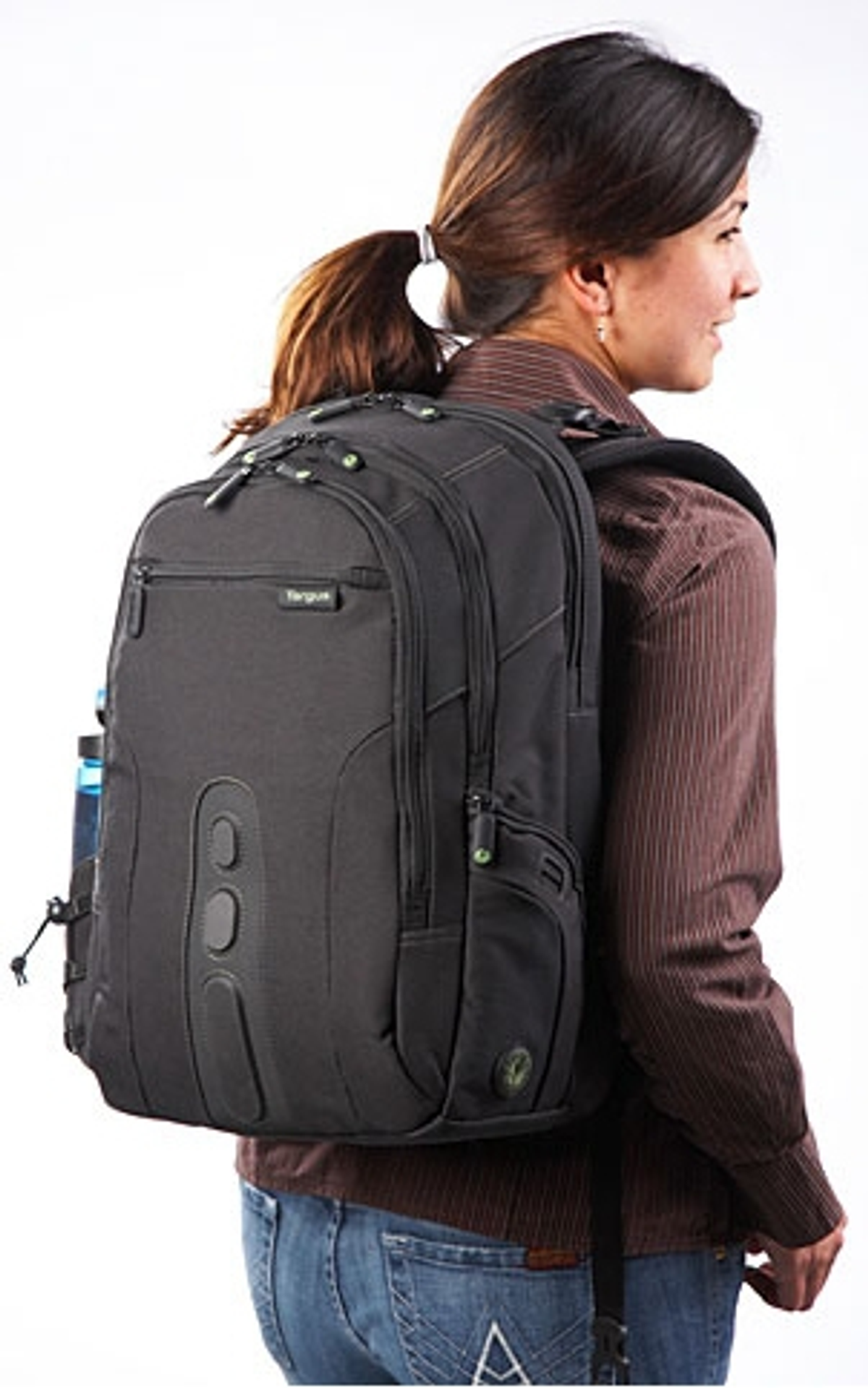 Eine Frau mit Rucksack, geht, weg von der Kamera. Dunkelgrauer Rucksack.