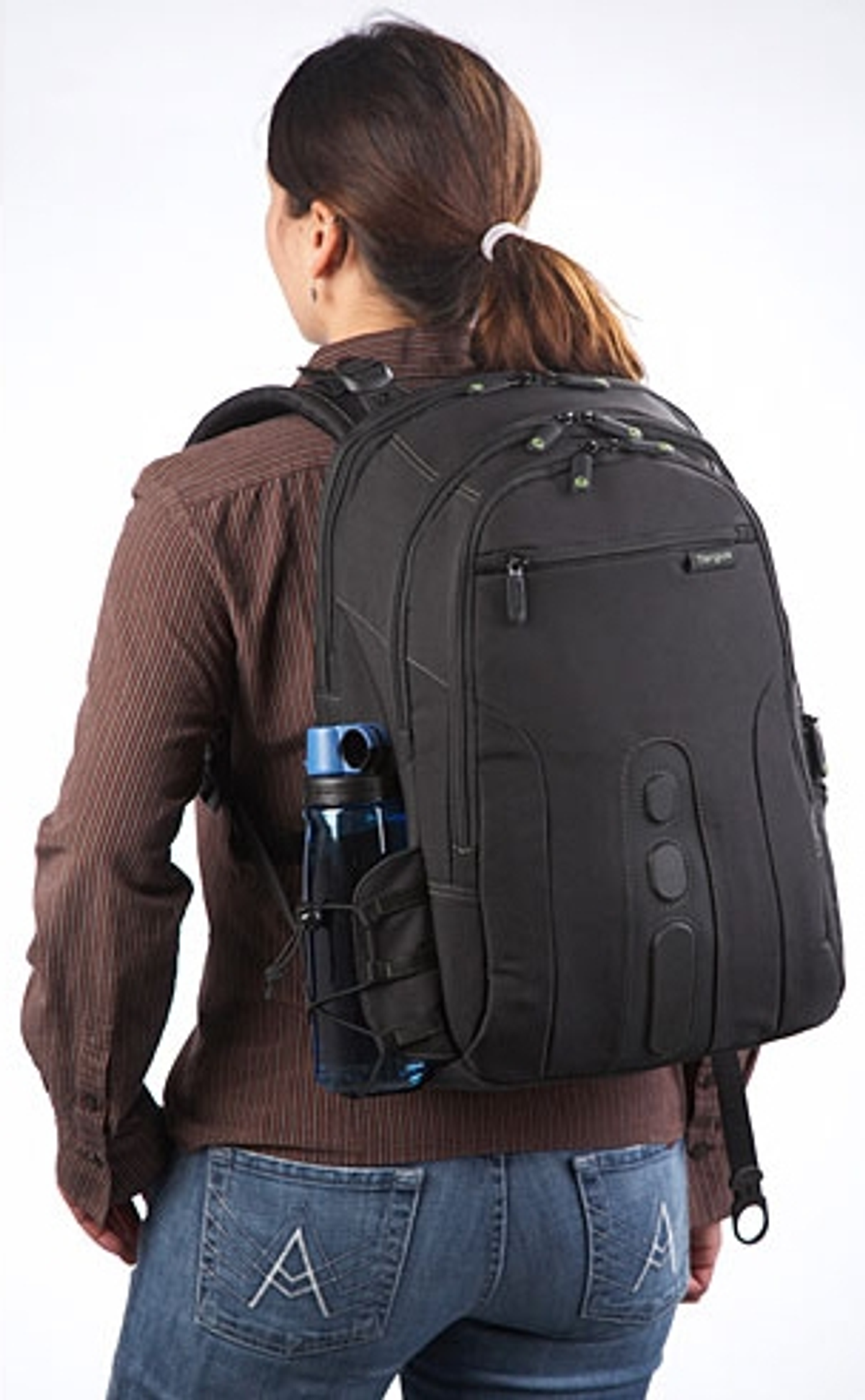 Eine Frau mit einem schwarzen Rucksack und einem Wasserflaschenträger. Sie ist vom Betrachter abgewandt.