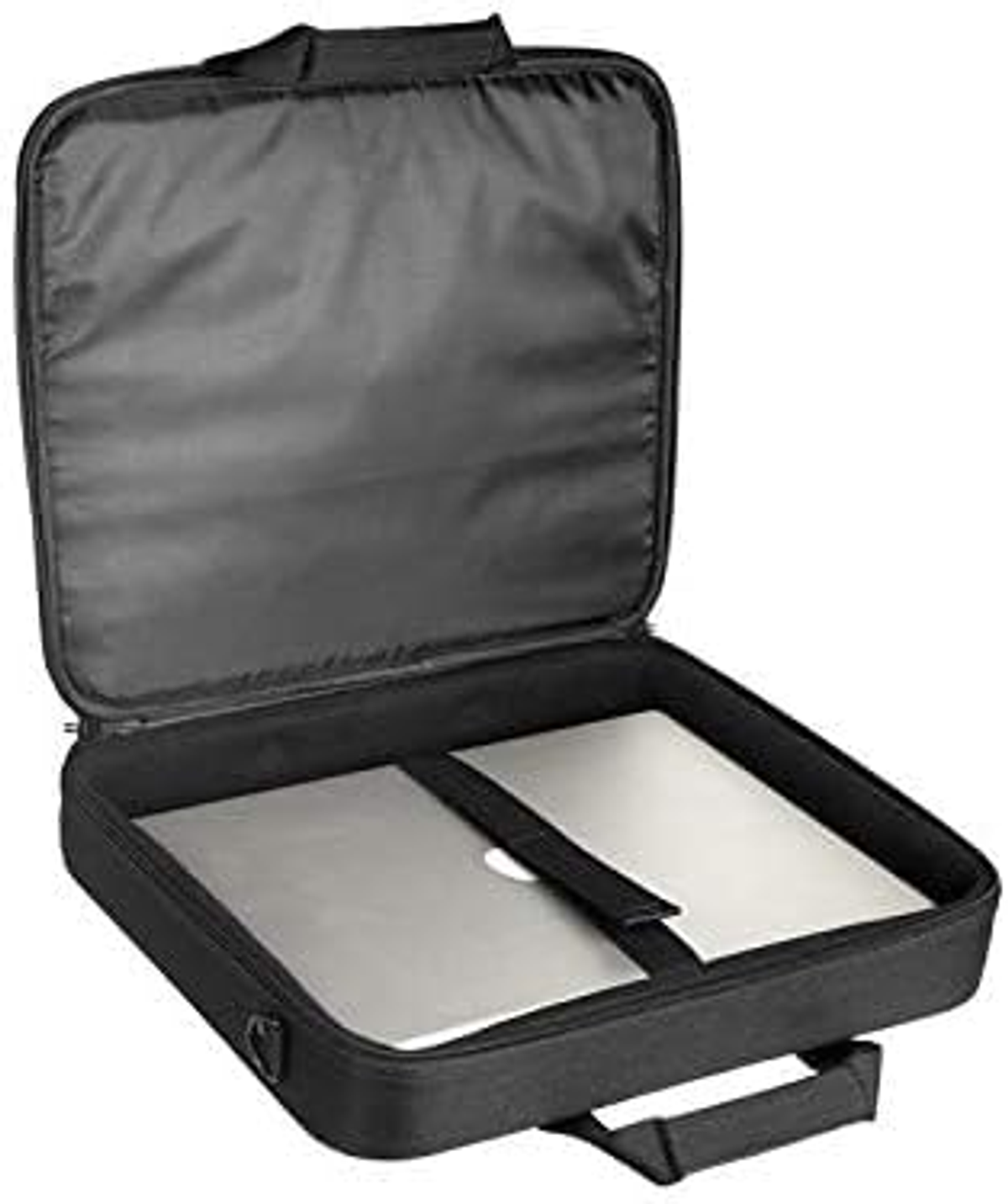 Schwarze Laptoptasche, offen mit zwei silbernen Laptops. Schwarze Innenausstattung. Weißer Hintergrund.