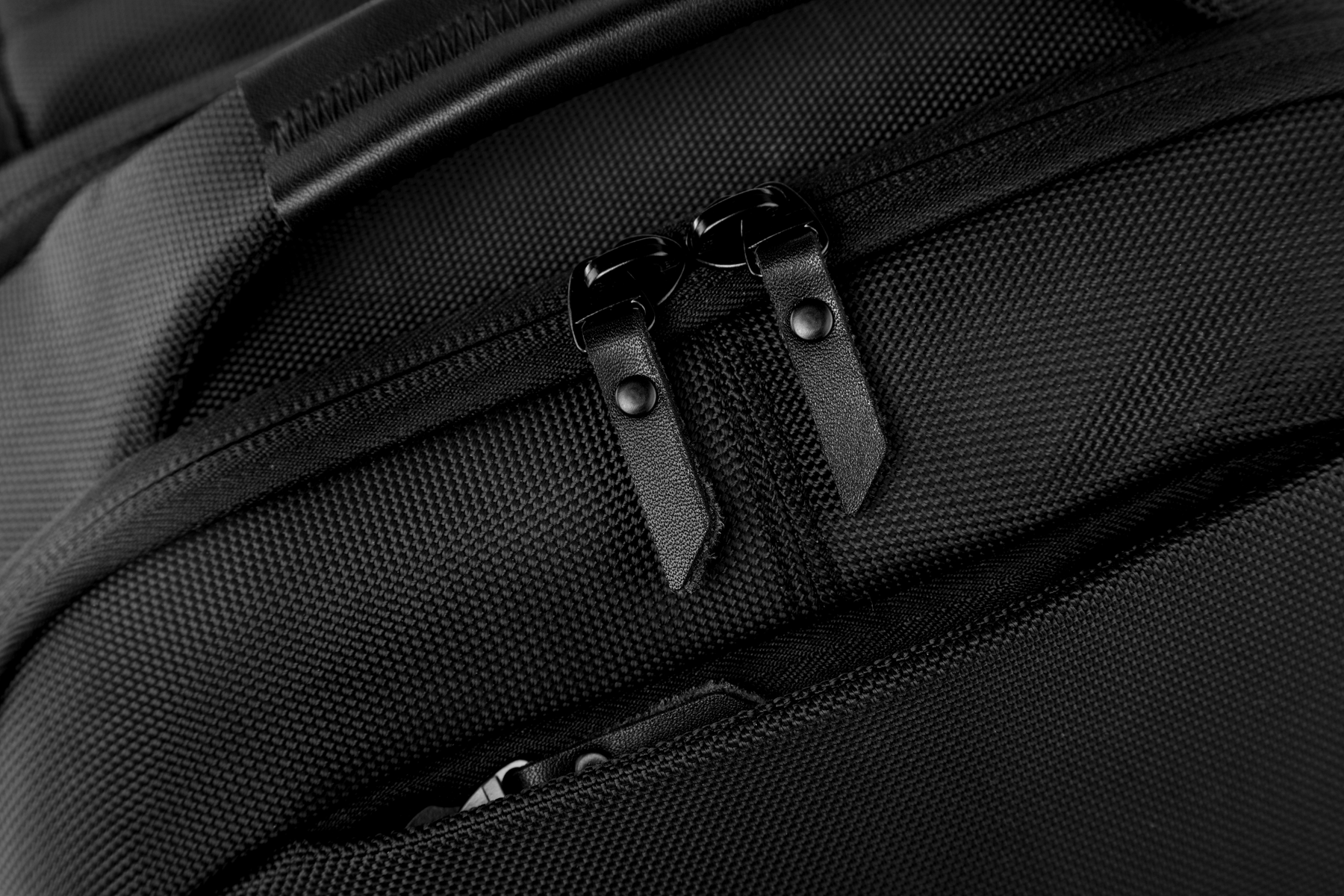 Primo piano di borsa nera con cerniere.