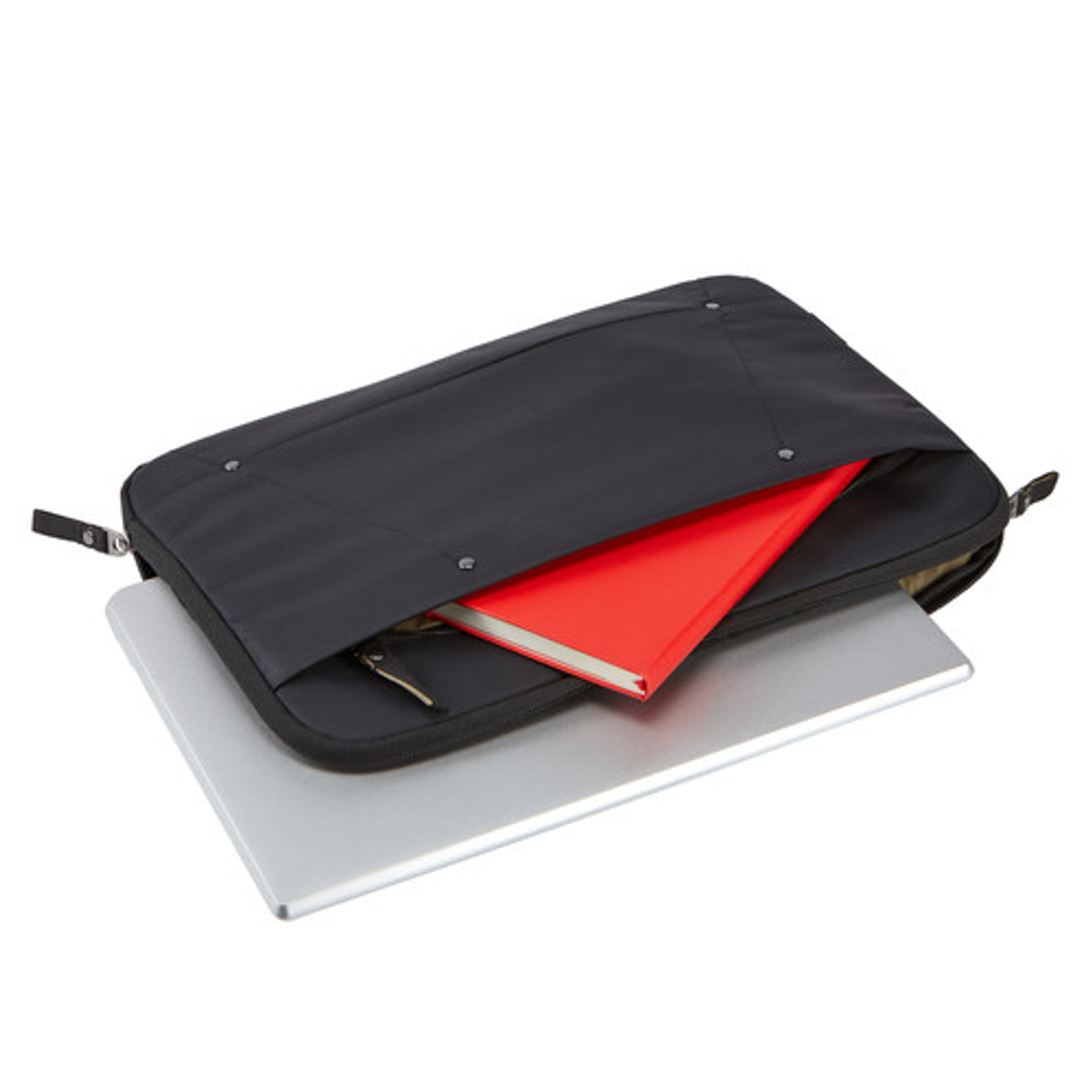 Una borsa nera per laptop con un taccuino rosso all'interno e un laptop argentato parzialmente visibile. Su sfondo bianco.