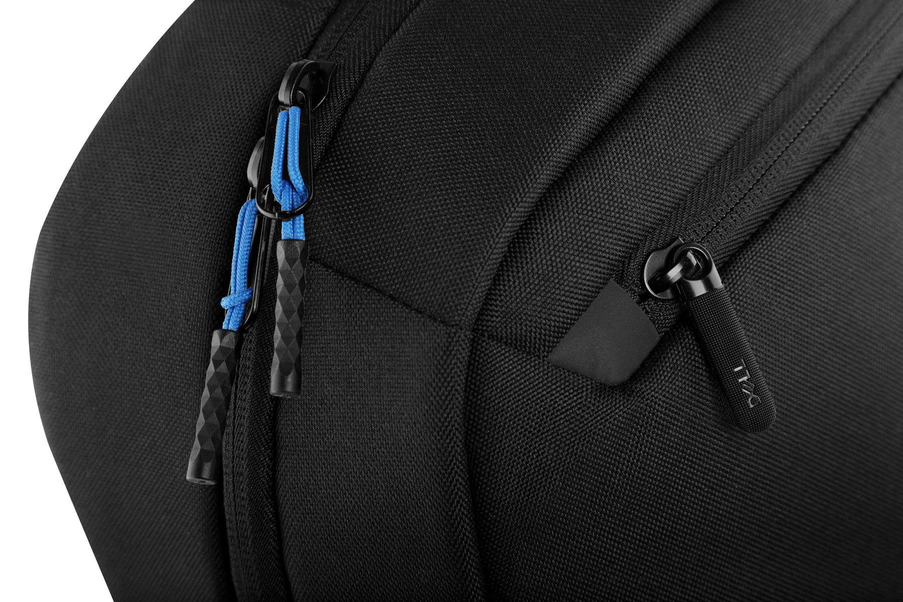 Primo piano di uno zaino nero con tiretti blu, marchio Dell visibile.