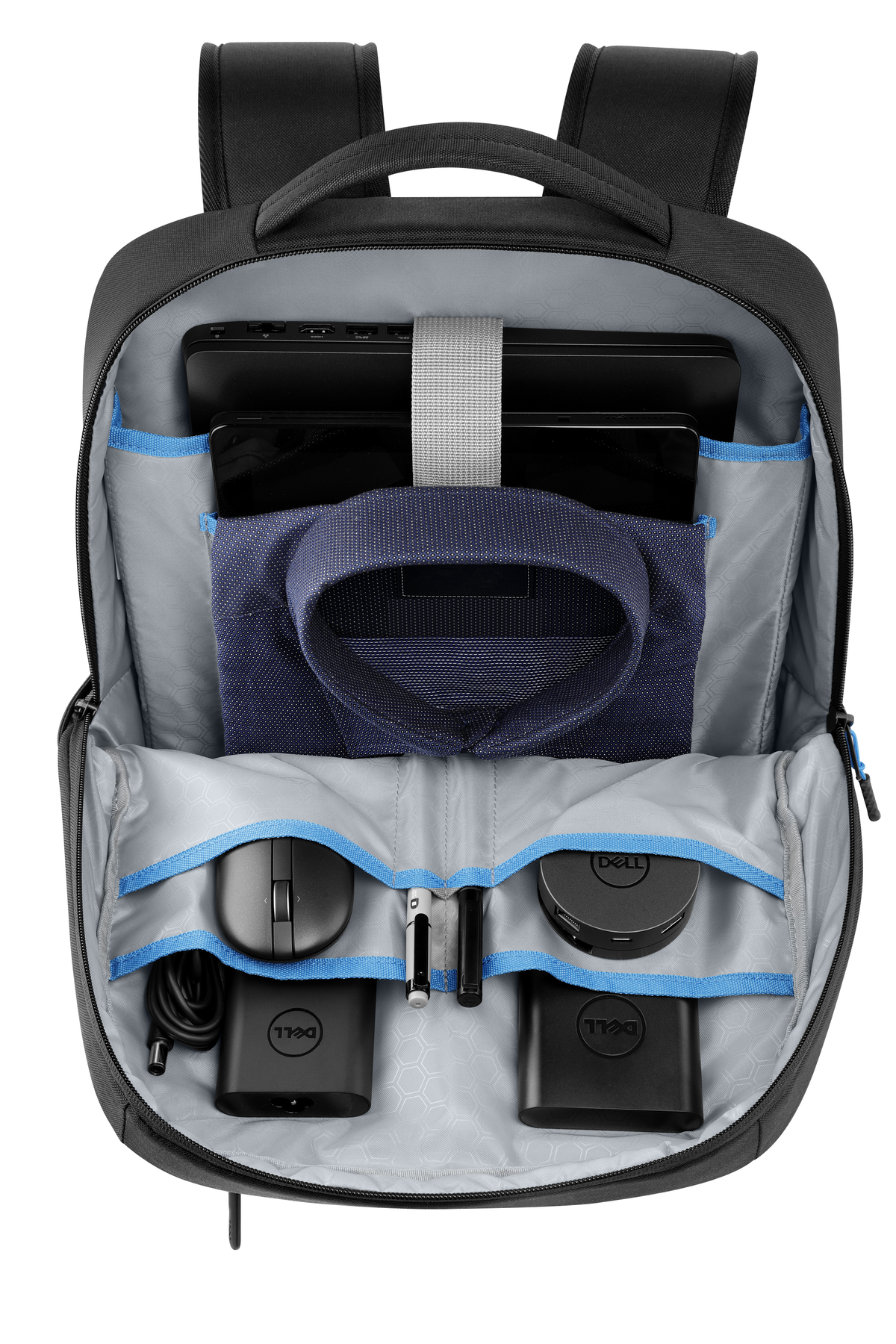 Uno zaino aperto che rivela scomparti organizzati con un laptop, una camicia, un mouse, caricabatterie e altri accessori.