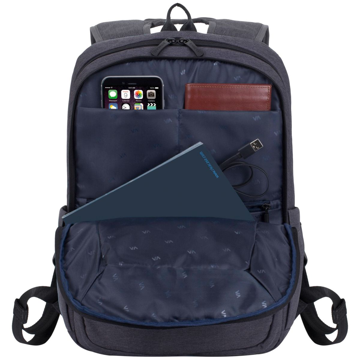 Ein offener Rucksack mit Telefon, Geldbörse, Laptop und Kabel. Die Tasche ist dunkelgrau.