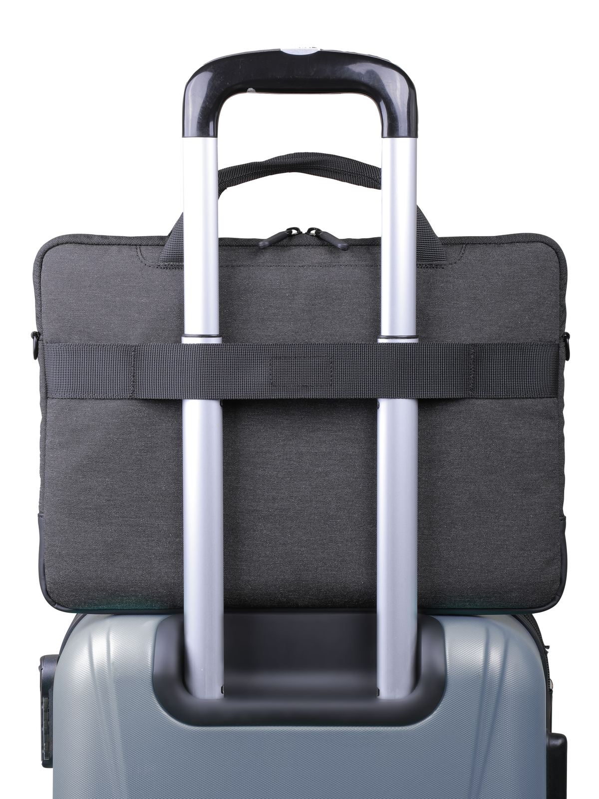 Eine schwarze Laptoptasche mit Griff ist an einem silbernen Koffer mit Griff auf weißem Hintergrund befestigt.