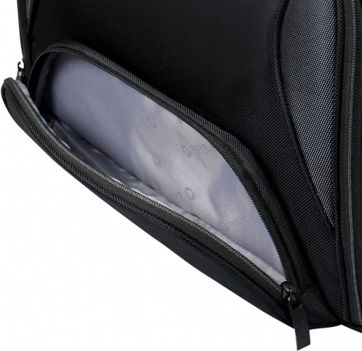 Cerniera aperta di una borsa nera che mostra un interno grigio. Primo piano.