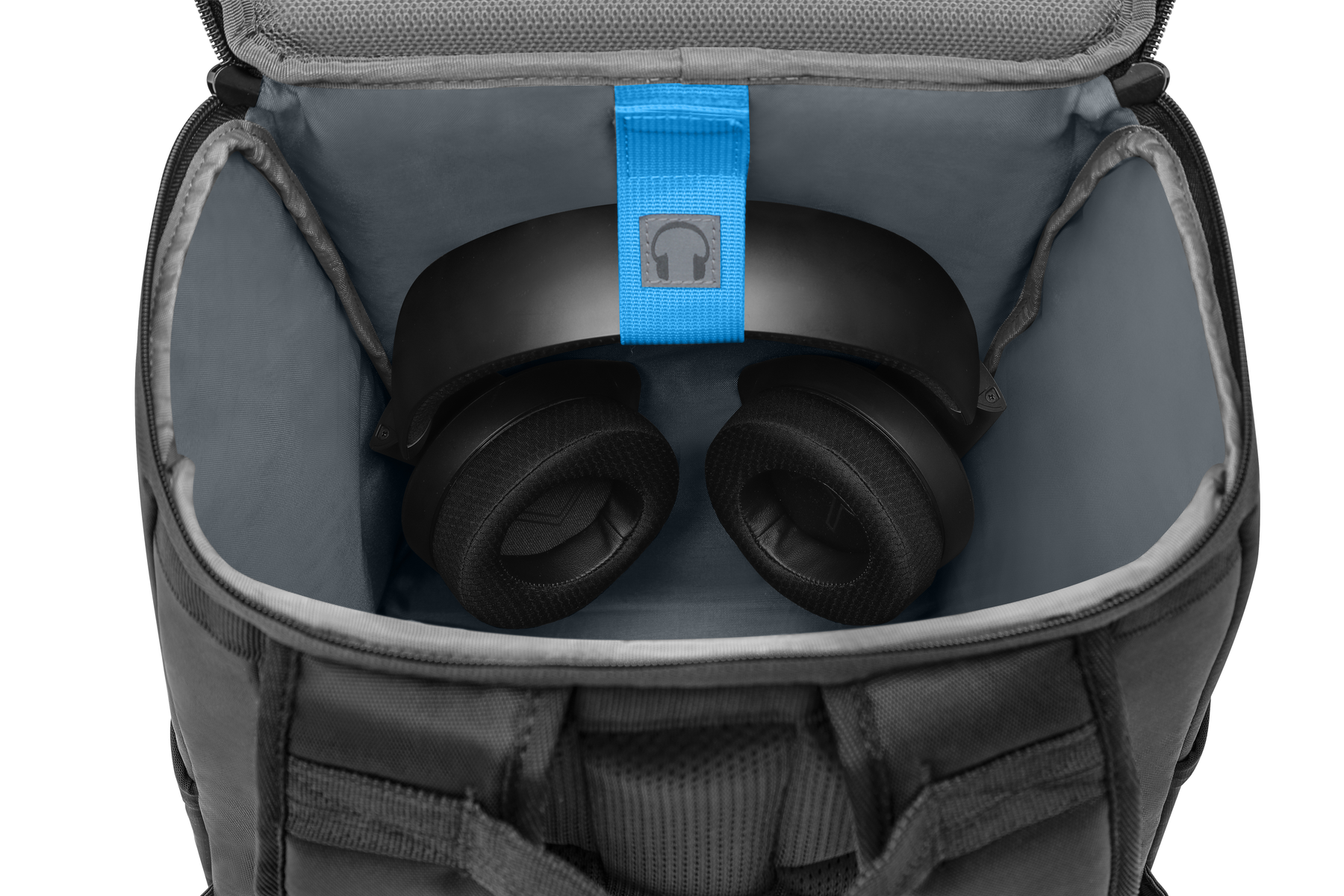 Cuffie nere all'interno di uno zaino nero e grigio con una cinghia blu.