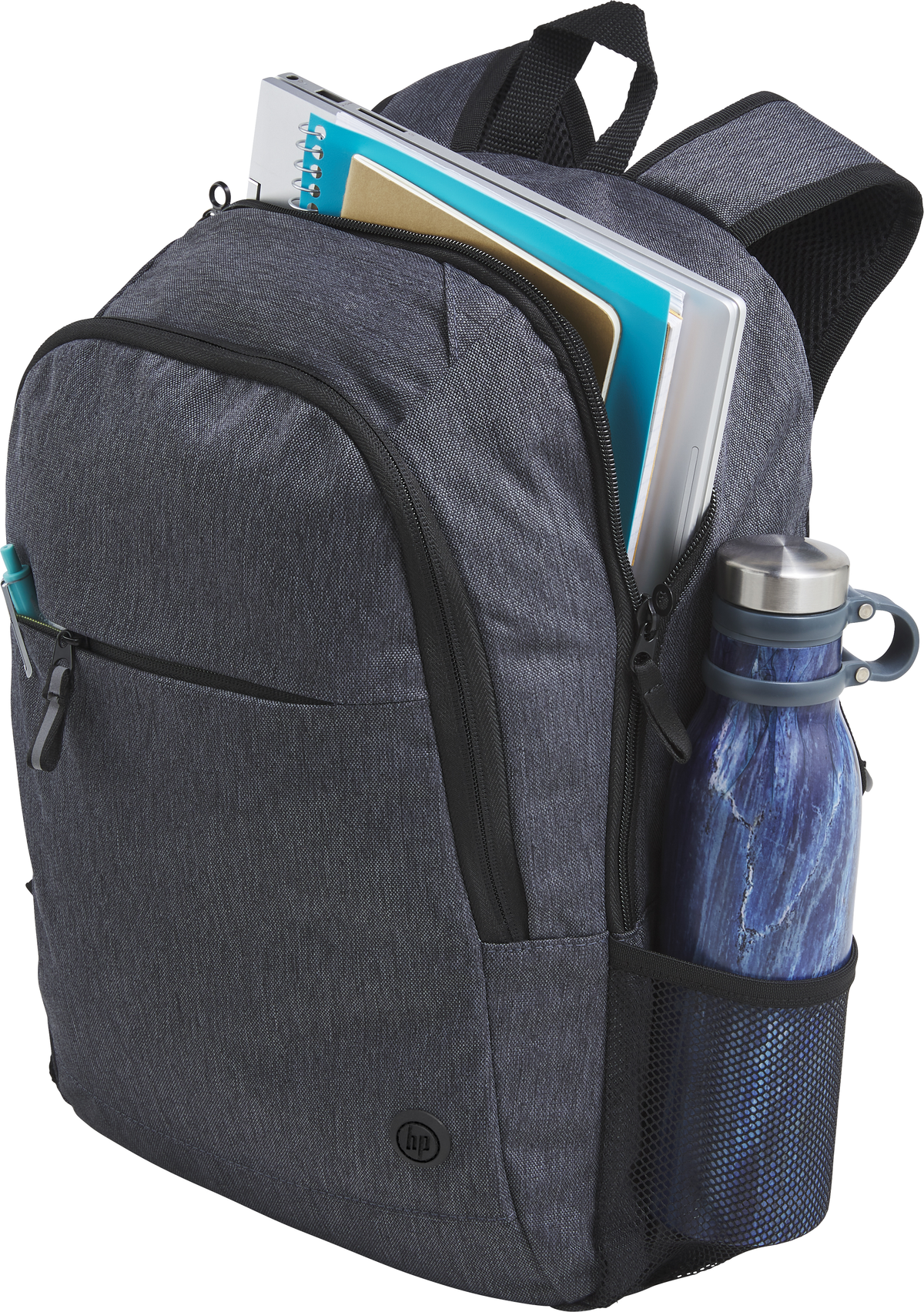 Ein grauer Rucksack mit einer Wasserflasche und einem Notizbuch in der Seitentasche.