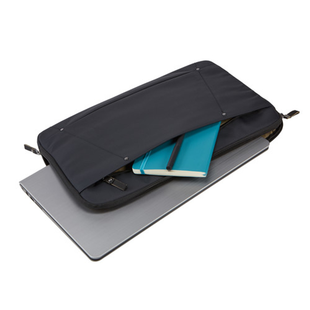 Zwarte laptoptas open met een laptop en een turquoise notitieboekje met een zwarte pen.