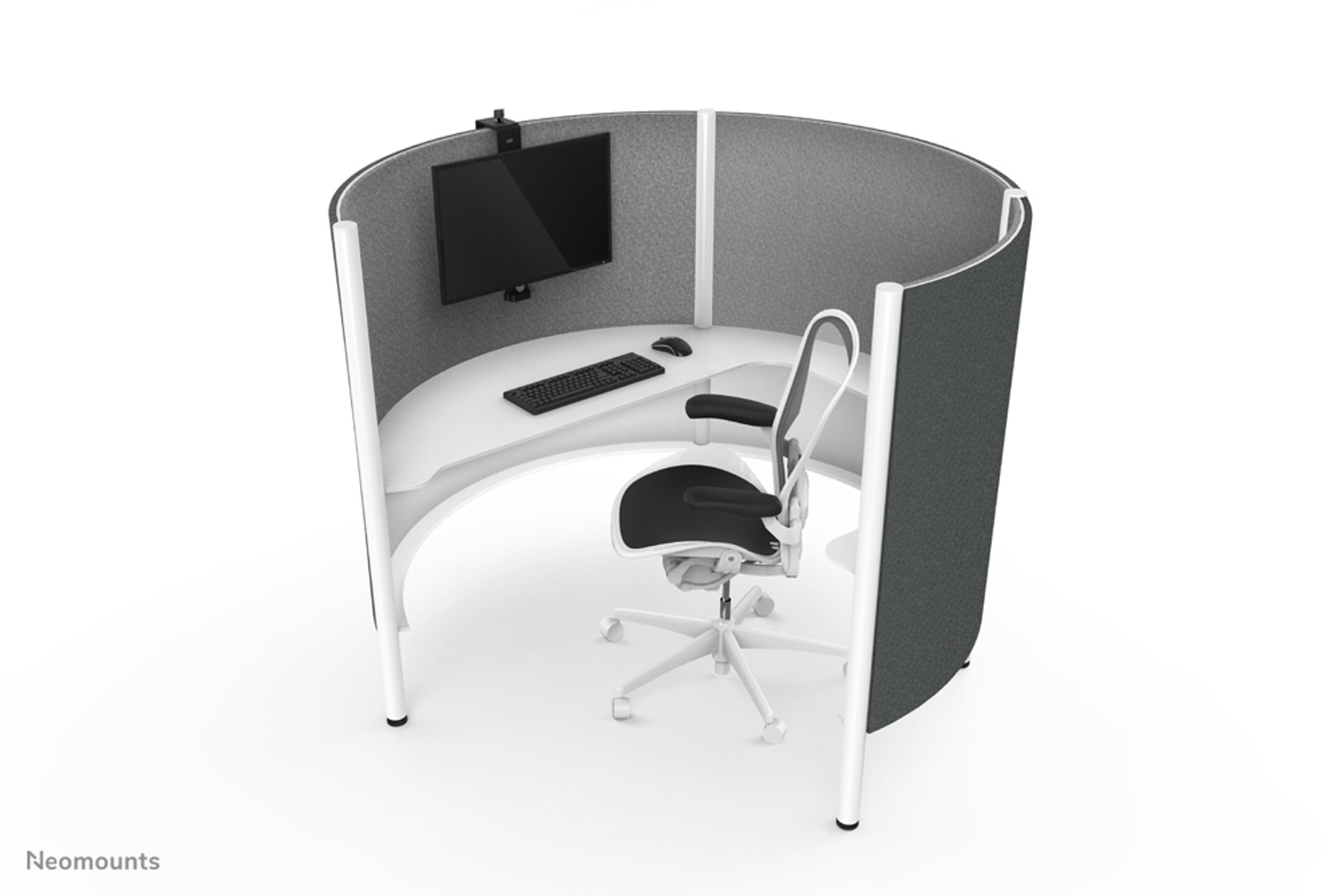 Een halfronde kantoorruimte met een bureau, stoel, computer en monitor. Wit en grijs kleurenschema.