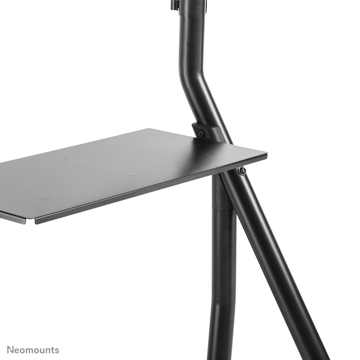 Ein schwarzer Metallständer mit einem Regal. Der Ständer ist für einen Monitor.