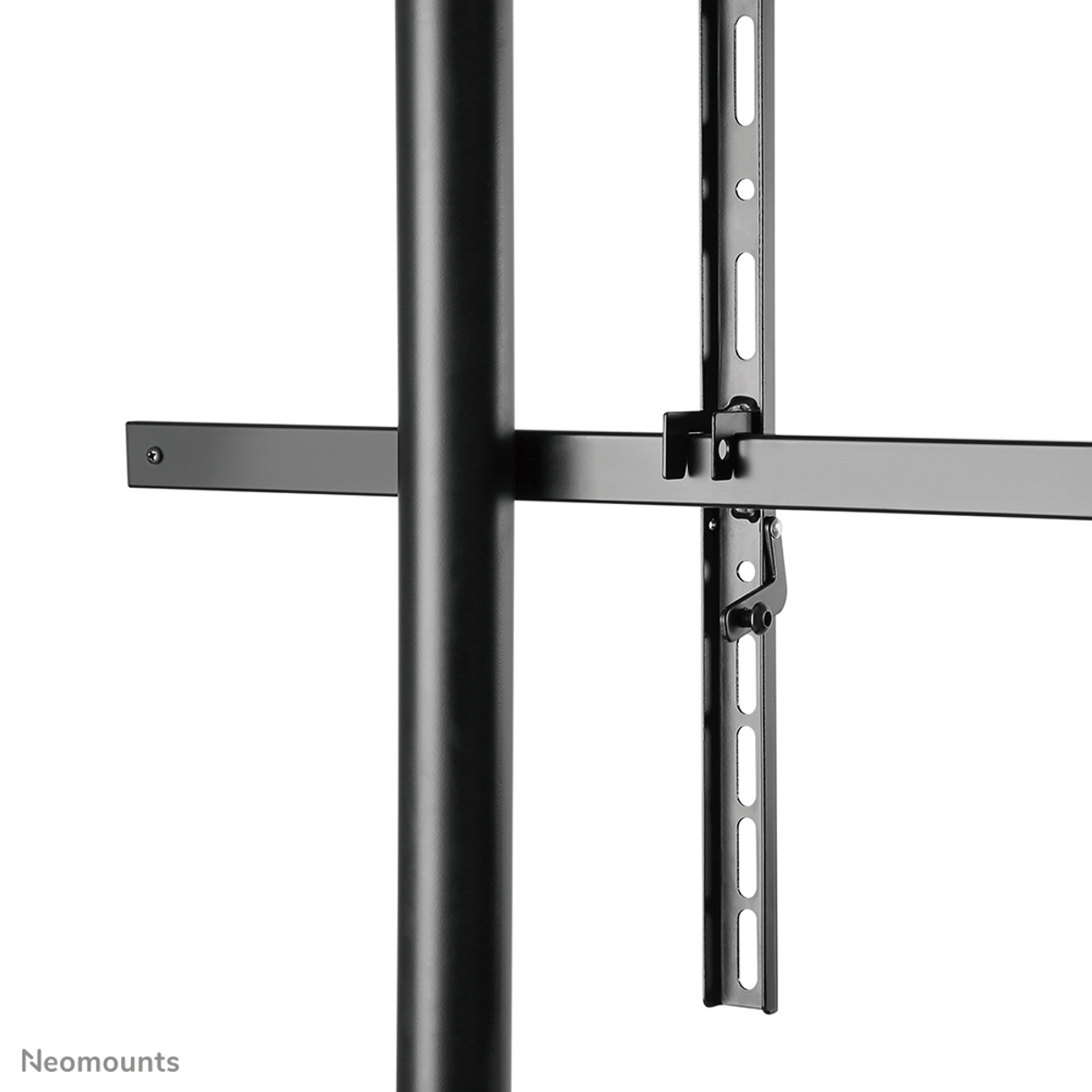 Schwarzer Metallständer mit einer langen Stange und horizontalen Stützen. Es ist für einen Monitor.