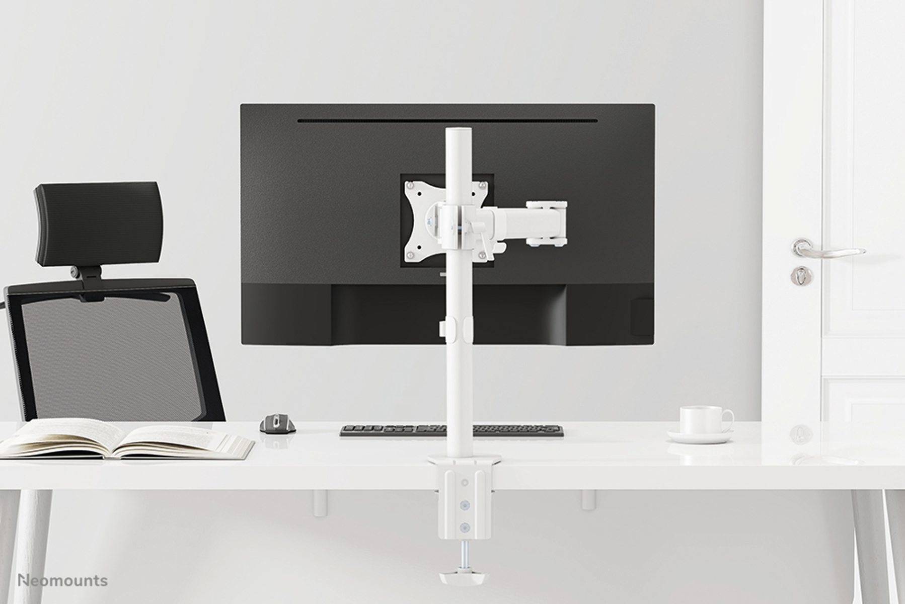 Un support d'écran avec un moniteur. L'arrière du moniteur est visible.