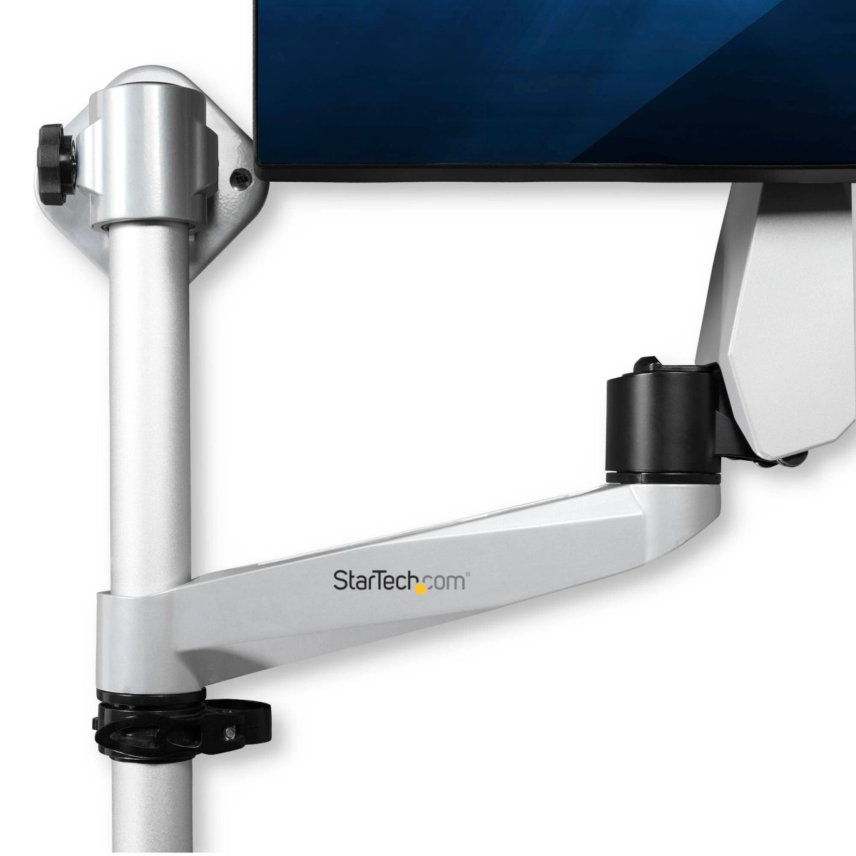 Brazo plateado para monitor con logo StarTech.com sujeto a un poste.