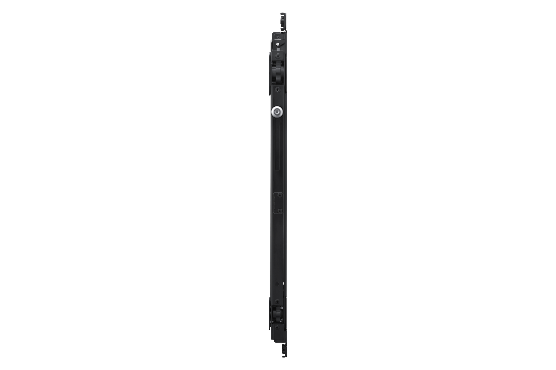 Pannello nero del computer, vista laterale. Orientamento verticale. Molteplici piccoli fori e una vite d'argento.