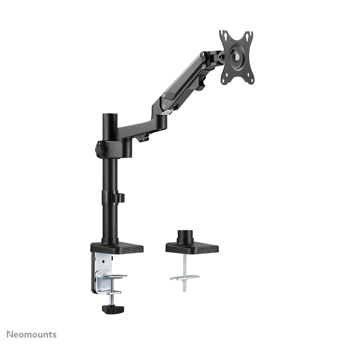 Een zwarte monitorarm op een witte achtergrond. Het heeft een klem, een verticale paal, een scharnierende arm en een plaat om de monitor te monteren.