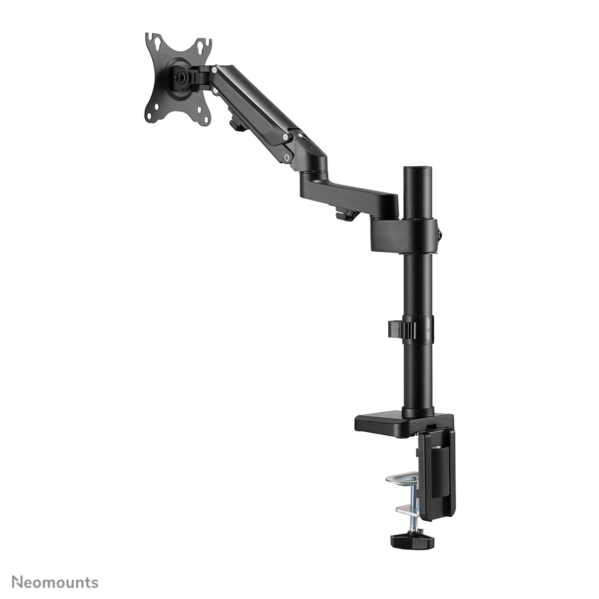 Een zwarte monitorarm. Het heeft een klem om aan een bureau te bevestigen en een beweegbare arm.