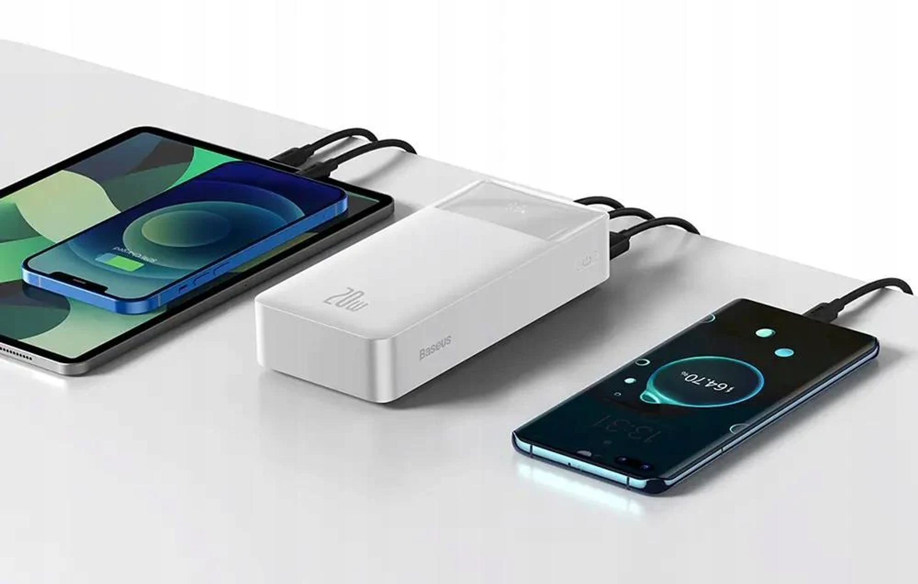 Un power bank blanco cargando un teléfono y una tableta, con una etiqueta de 20W, sobre una superficie blanca.