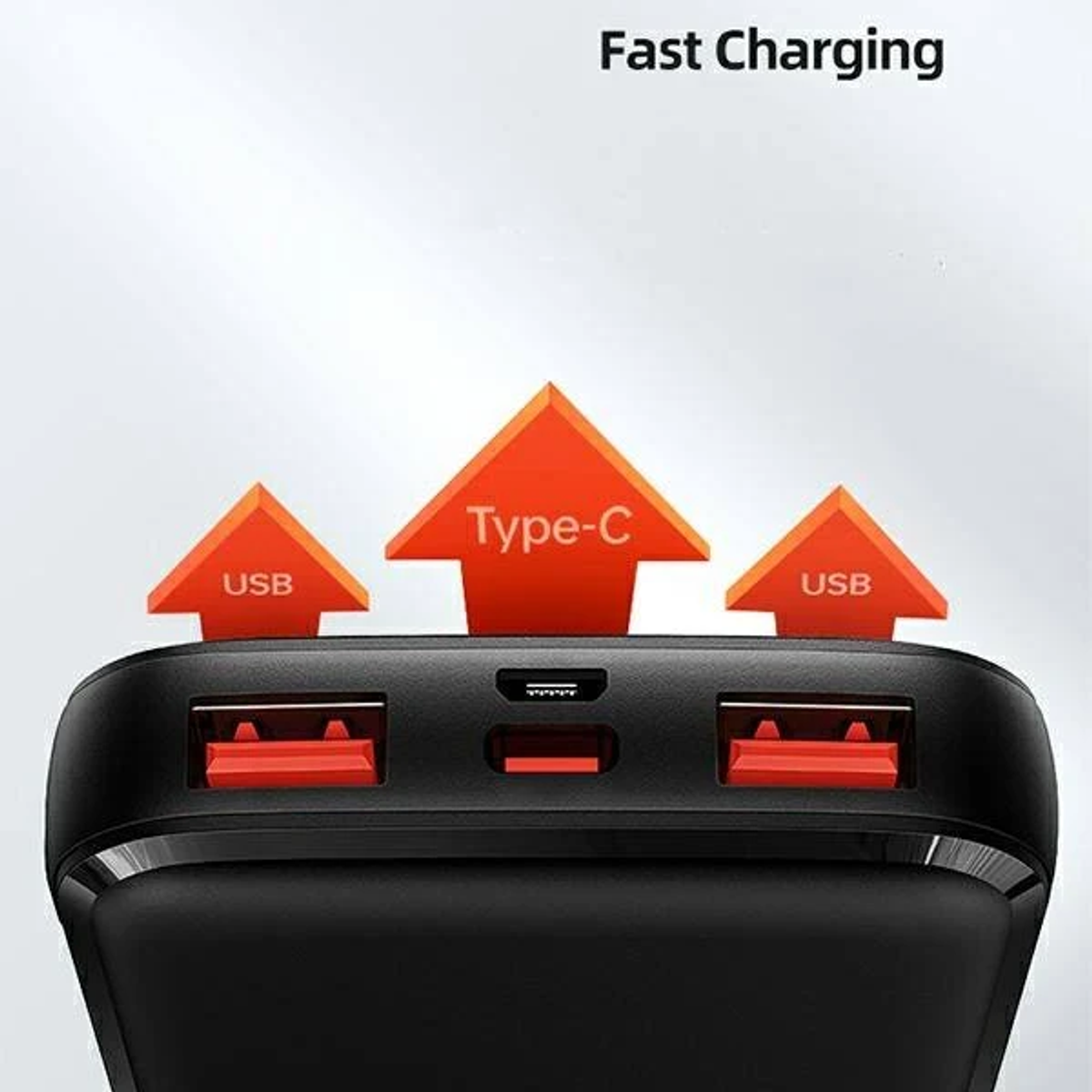 Power bank nero con più porte di ricarica e frecce arancioni che indicano la ricarica rapida.
