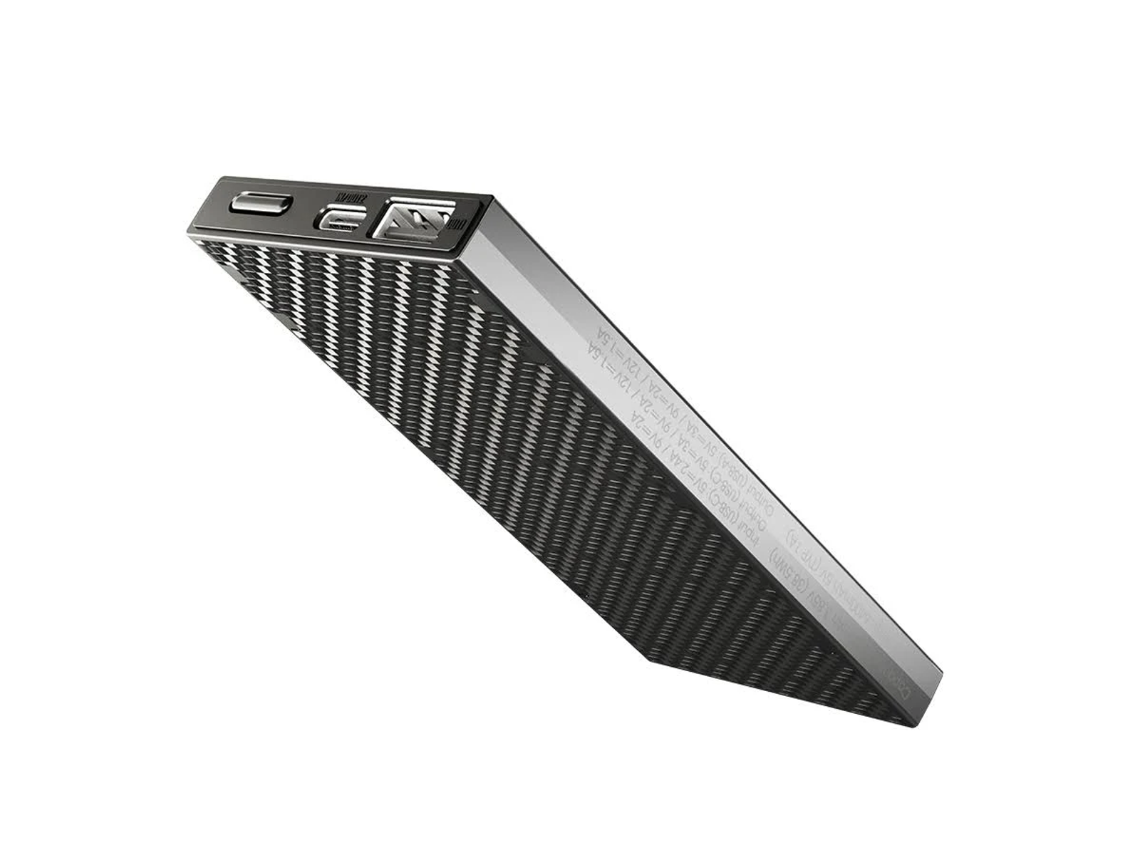 Eine silberne Powerbank mit Carbonfaser-Design. Sie befindet sich auf weißem Hintergrund.