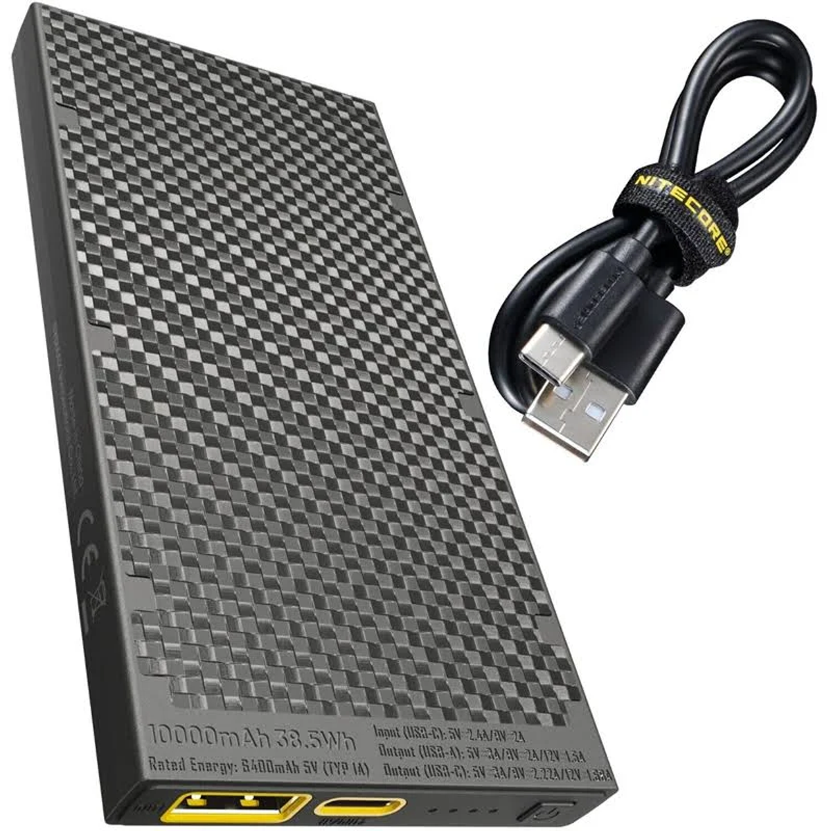 Schwarze Powerbank mit Kohlefasertextur und USB-Kabeln. Angesicht aus weißem Hintergrund.